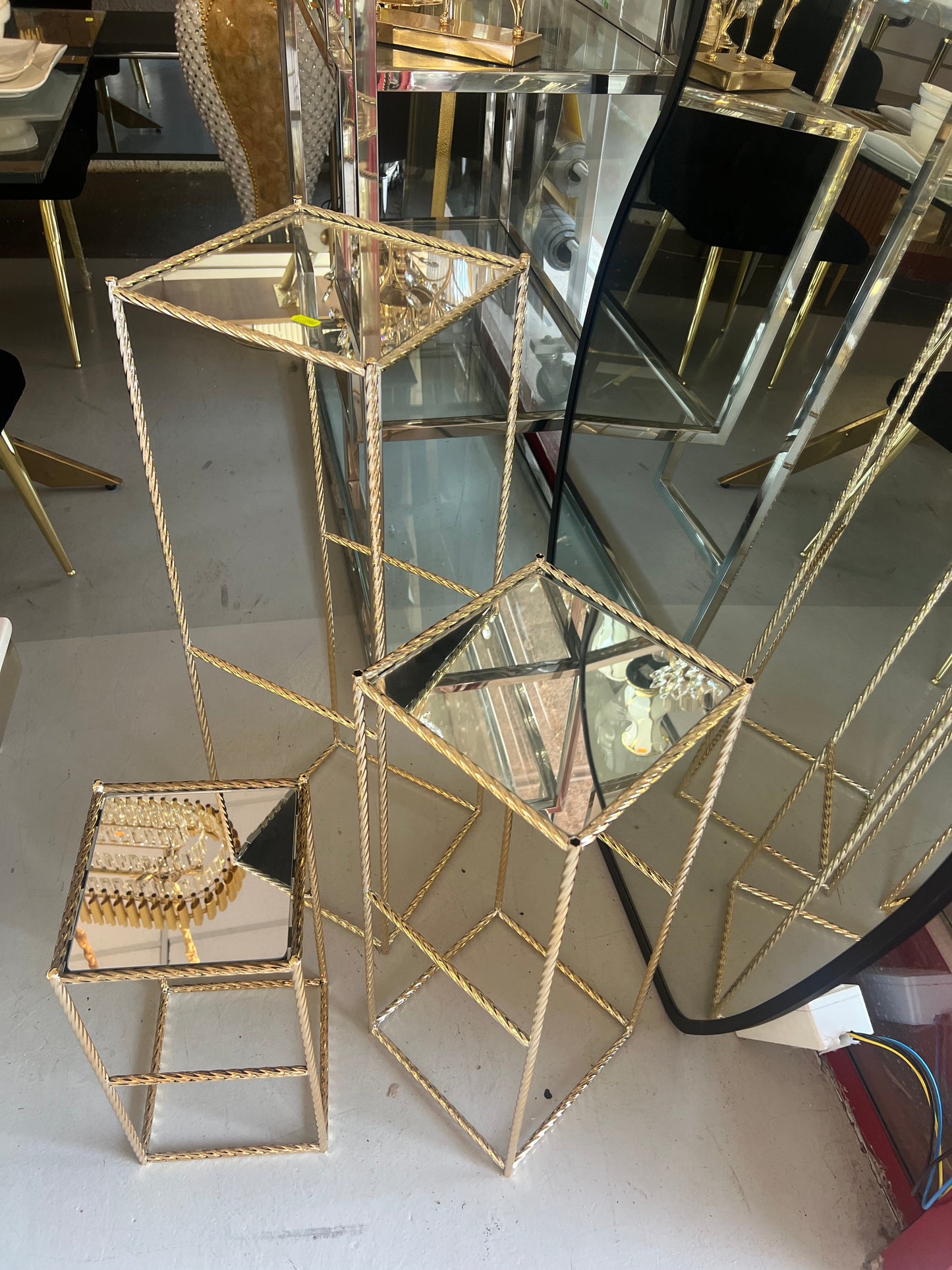 Set de 3 Pedestales Decorativos Dorados con Cristal Espejado