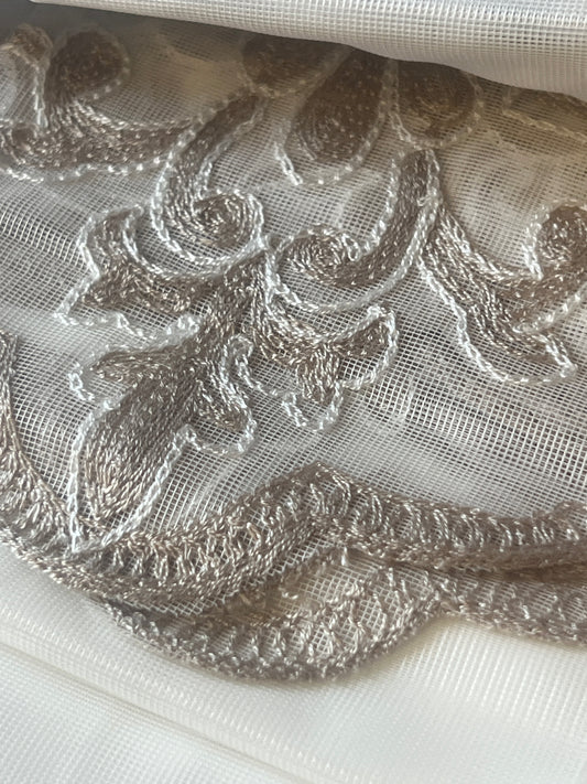 CORTINA VOILE BORDADA MODELO LOTUS 140 x 240 CM – COLOR TAUPE