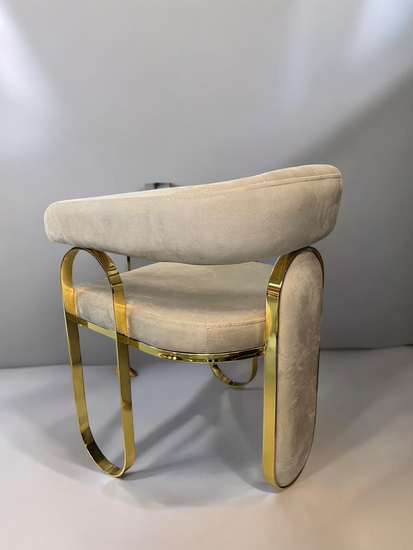 Silla terciopelo modelo Merkure12 color beig, patas de metal dorado