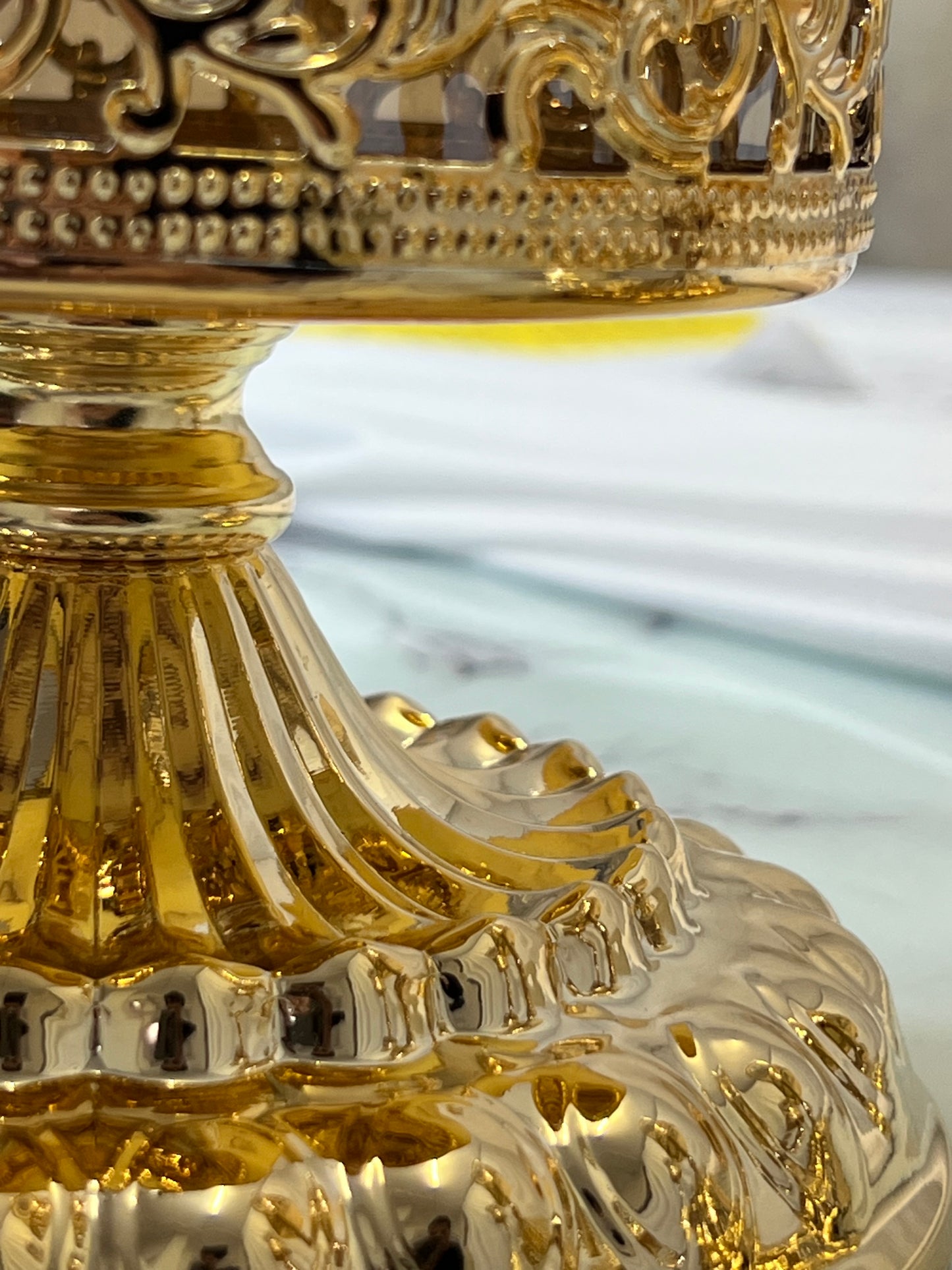 Cibório de vidro com tampa e base ornamentadas