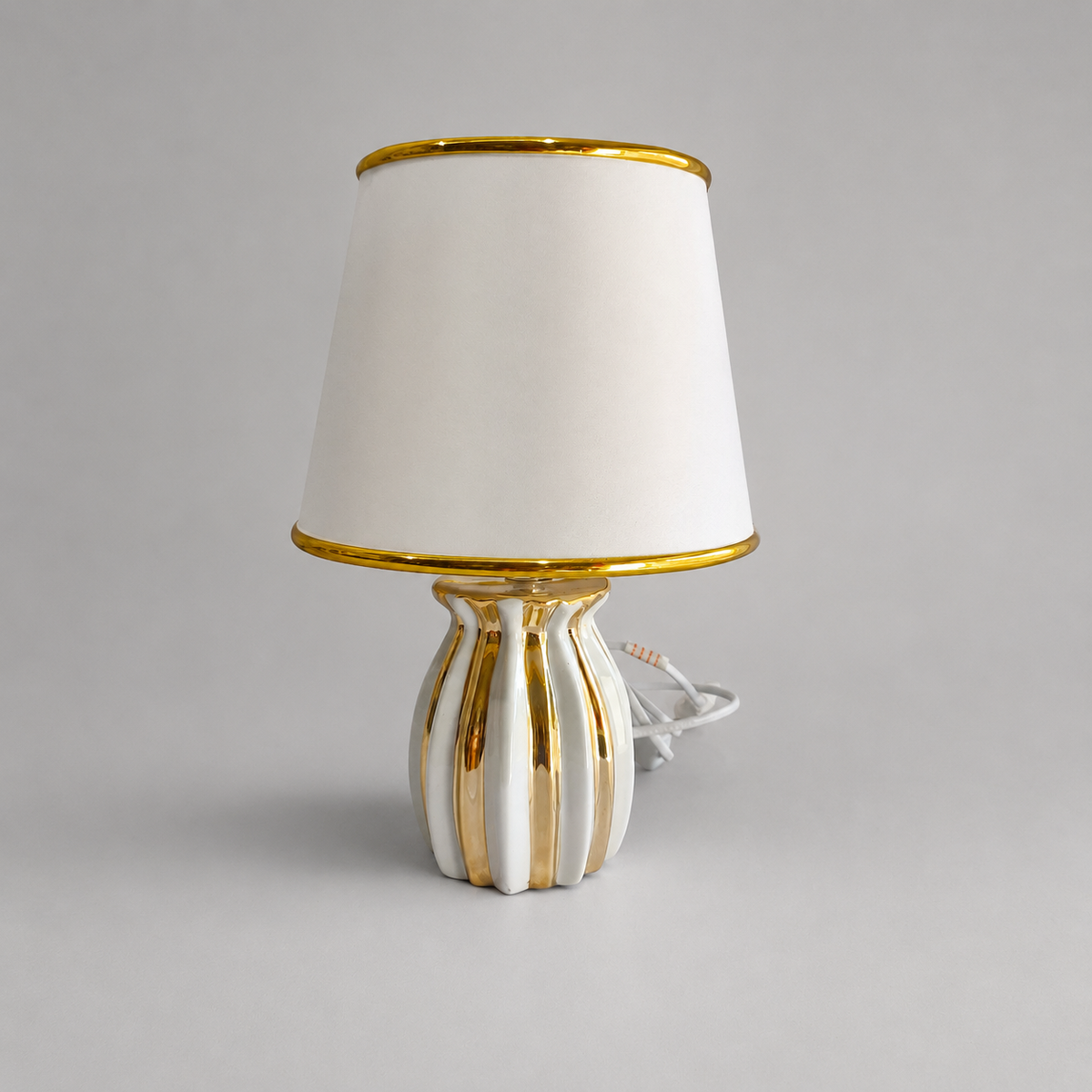 ✨ Lámpara de Mesa Decorativa Blanca con Acabado Metálico – Dorada o Plateada