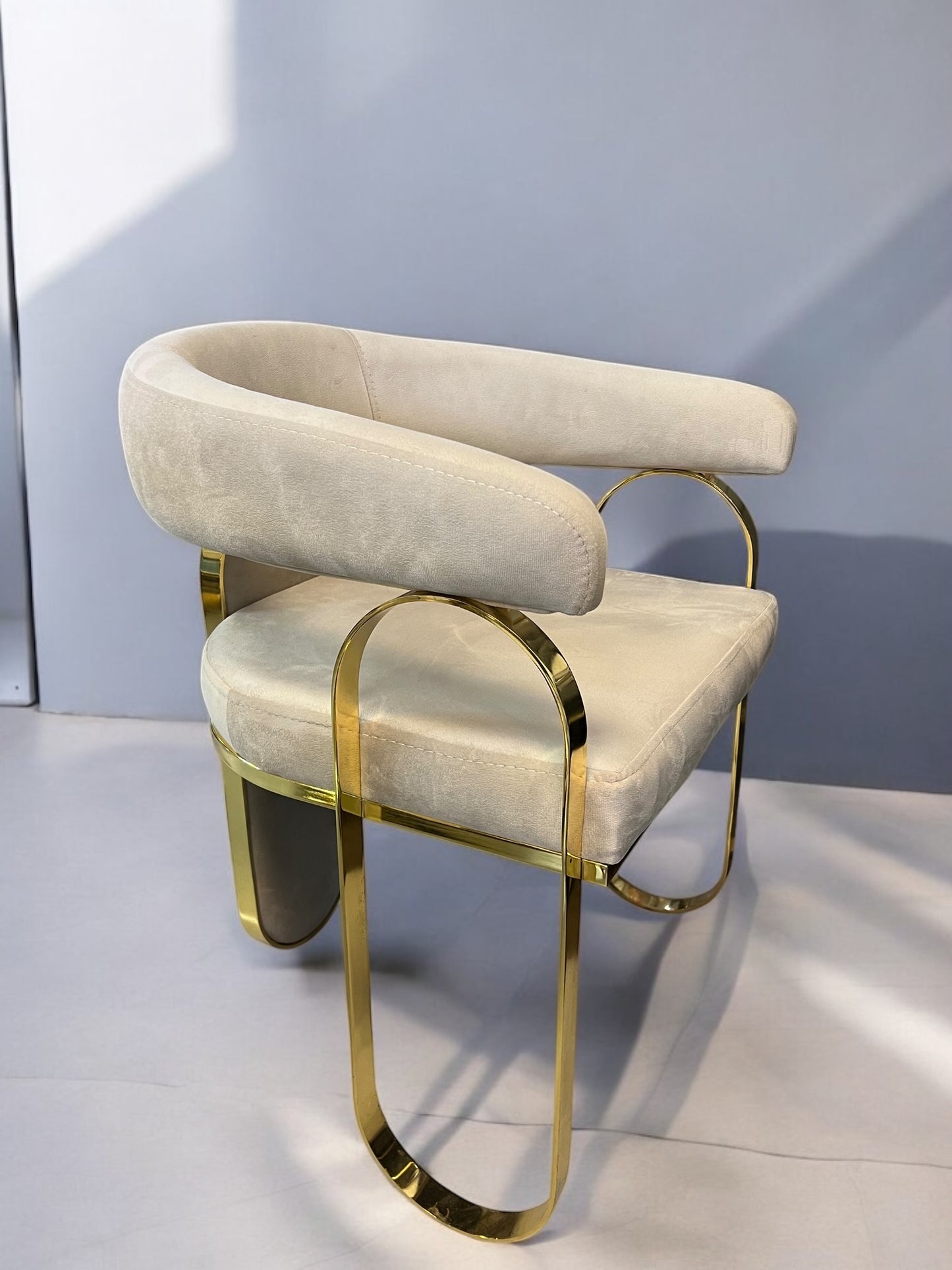 Silla terciopelo modelo Merkure12 color beig, patas de metal dorado