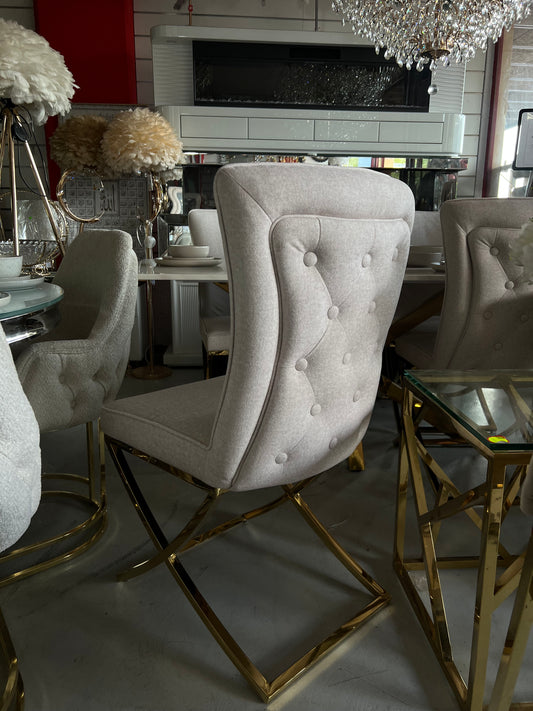 ✨ Cadeira MODELO CAPITONIO estofada bege com acabamento dourado – Elegância moderna para a sua casa ✨