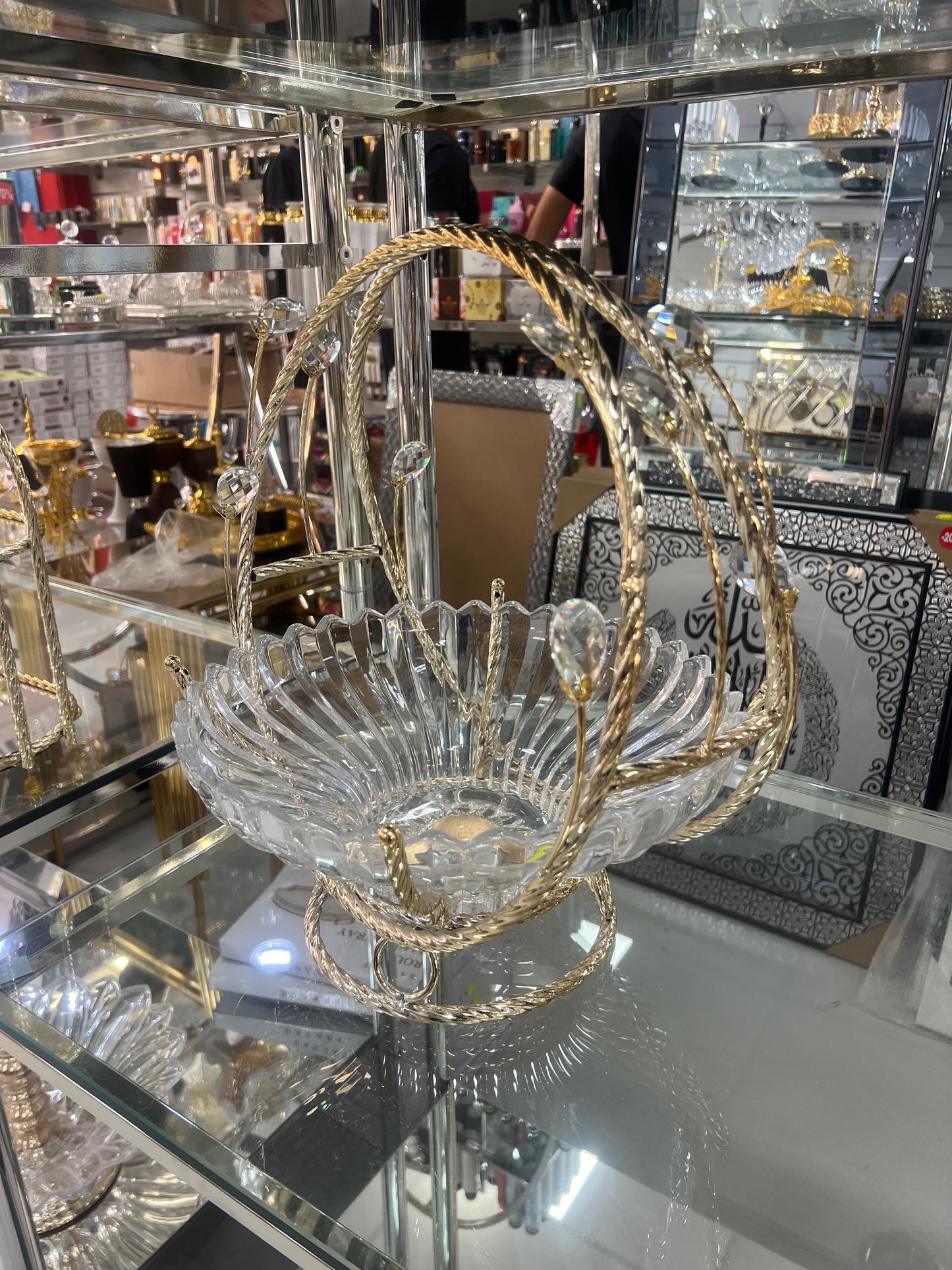 Cesta decorativa redonda con borde de cuerda dorada
