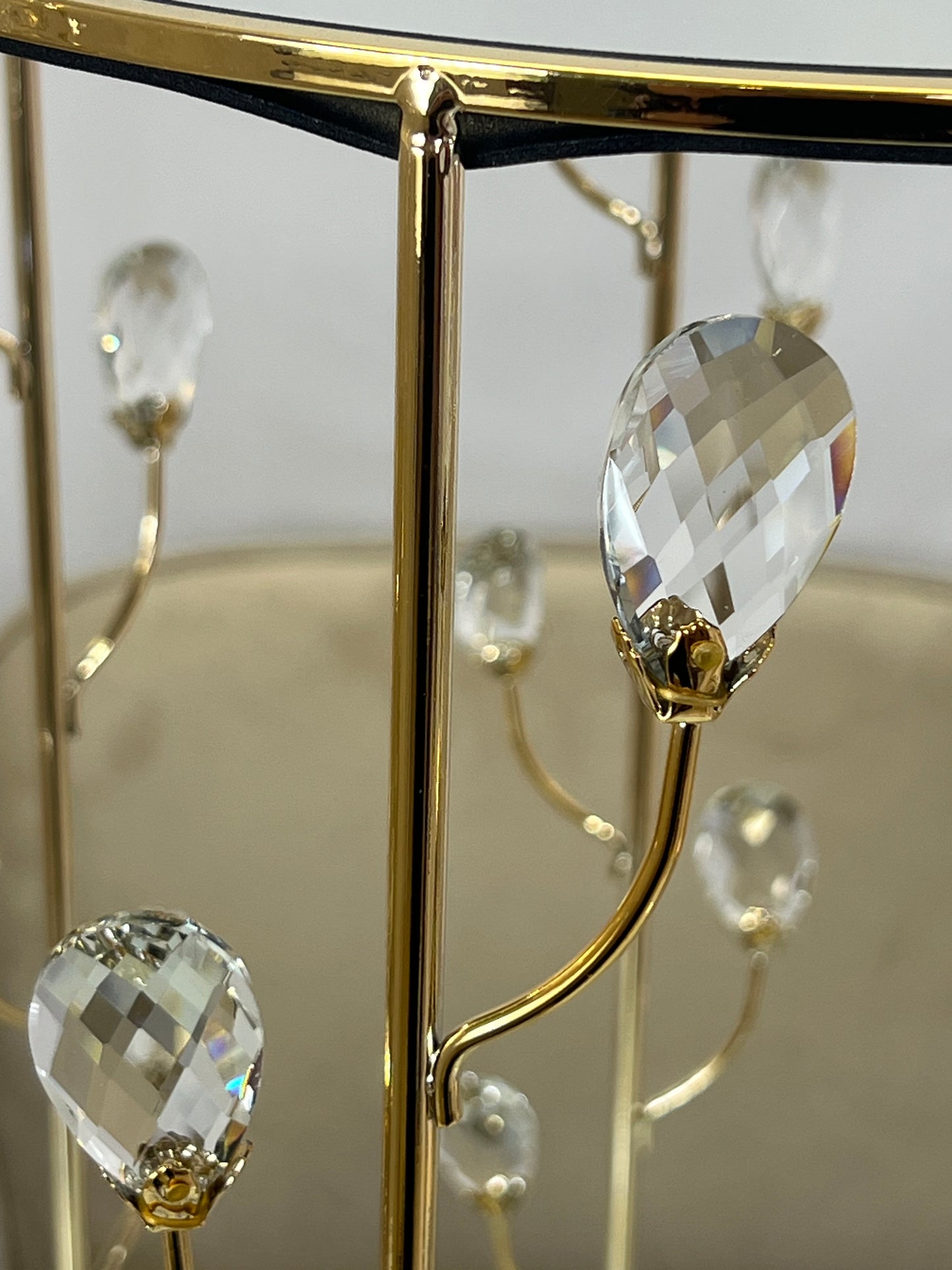 ✨ Set de 3 Mesas Decorativas de Lujo – Dorado con Cristales y Superficie de Espejo 🪞