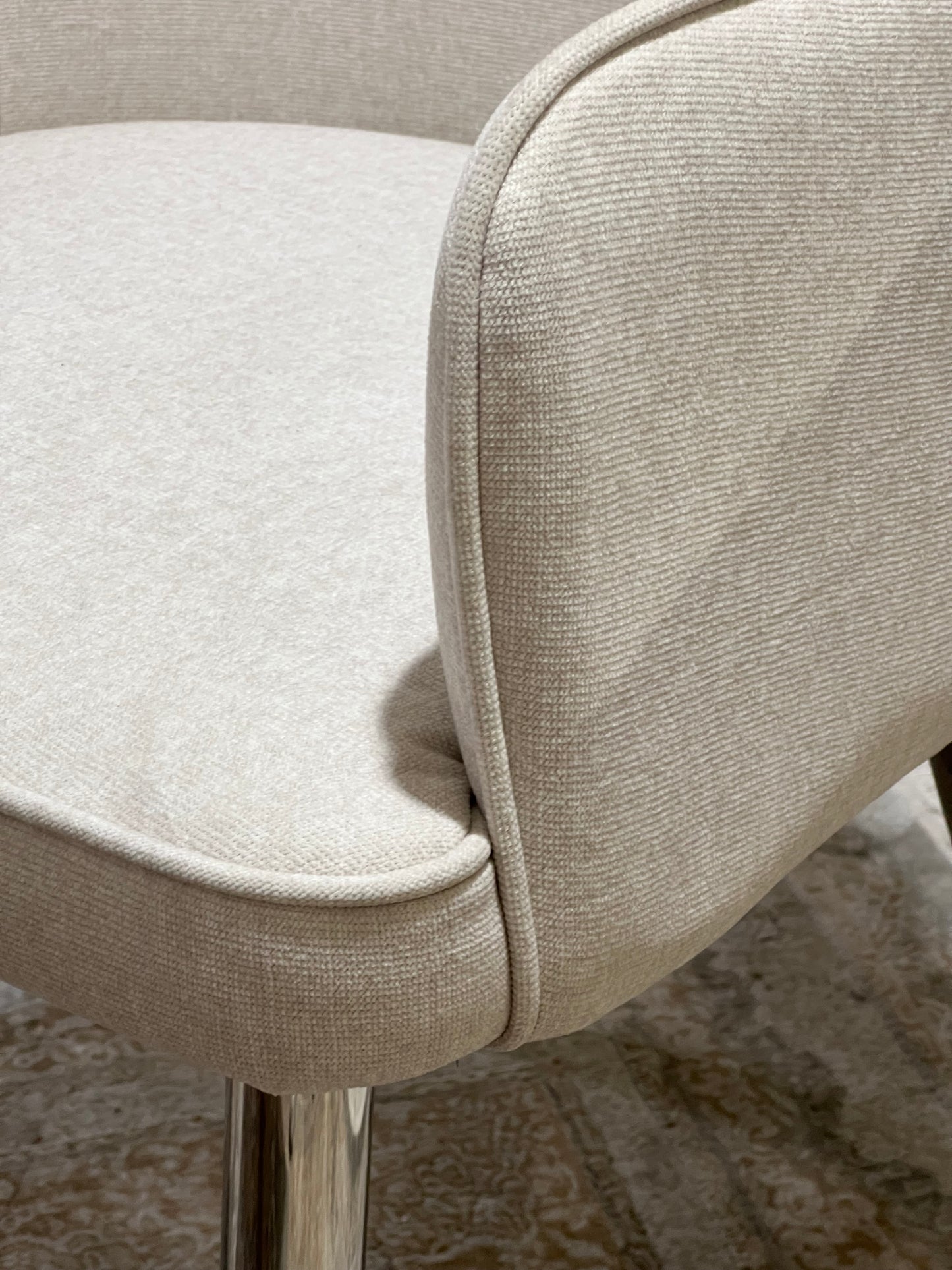 ✨ Cadeira MODELO NALA estofada bege com pés cromados – Design moderno, conforto e elegância ✨