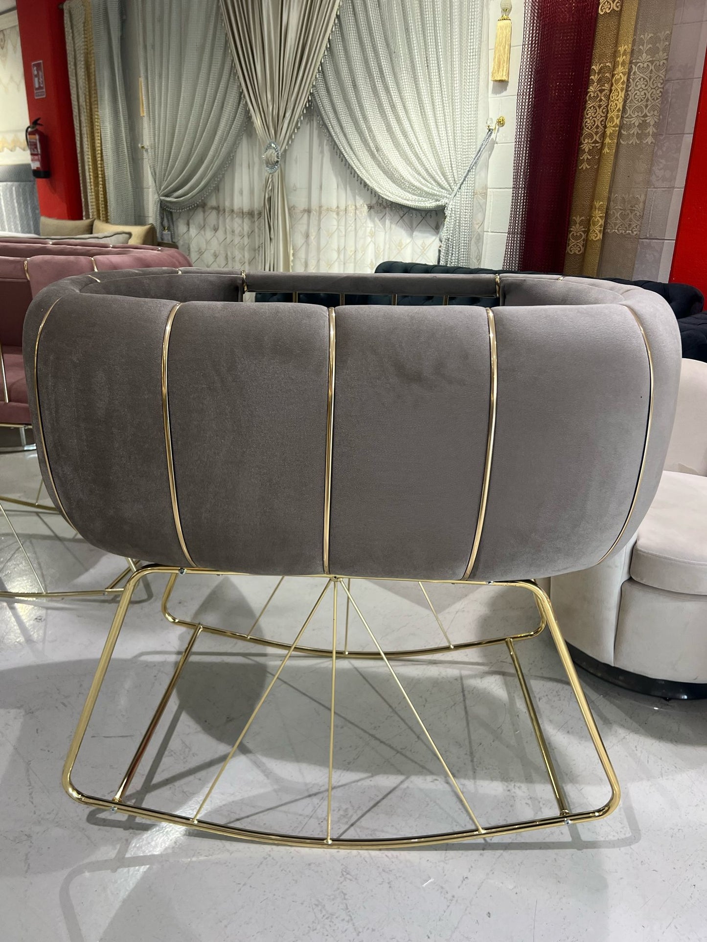 💤 Berço de veludo luxuoso feito à mão – Design elegante e moderno – Cor marrom com detalhes dourados💤