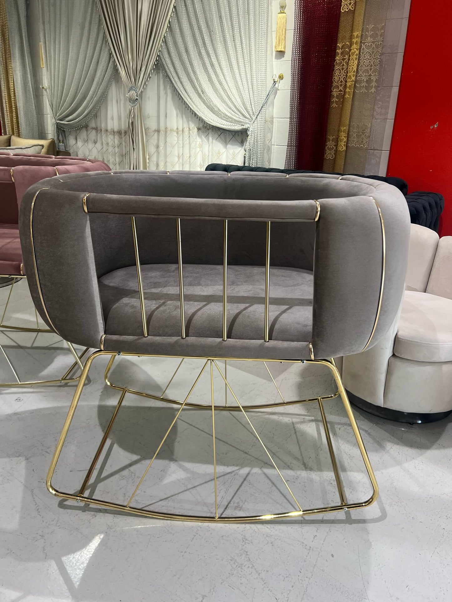 💤 Berço de veludo luxuoso feito à mão – Design elegante e moderno – Cor marrom com detalhes dourados💤