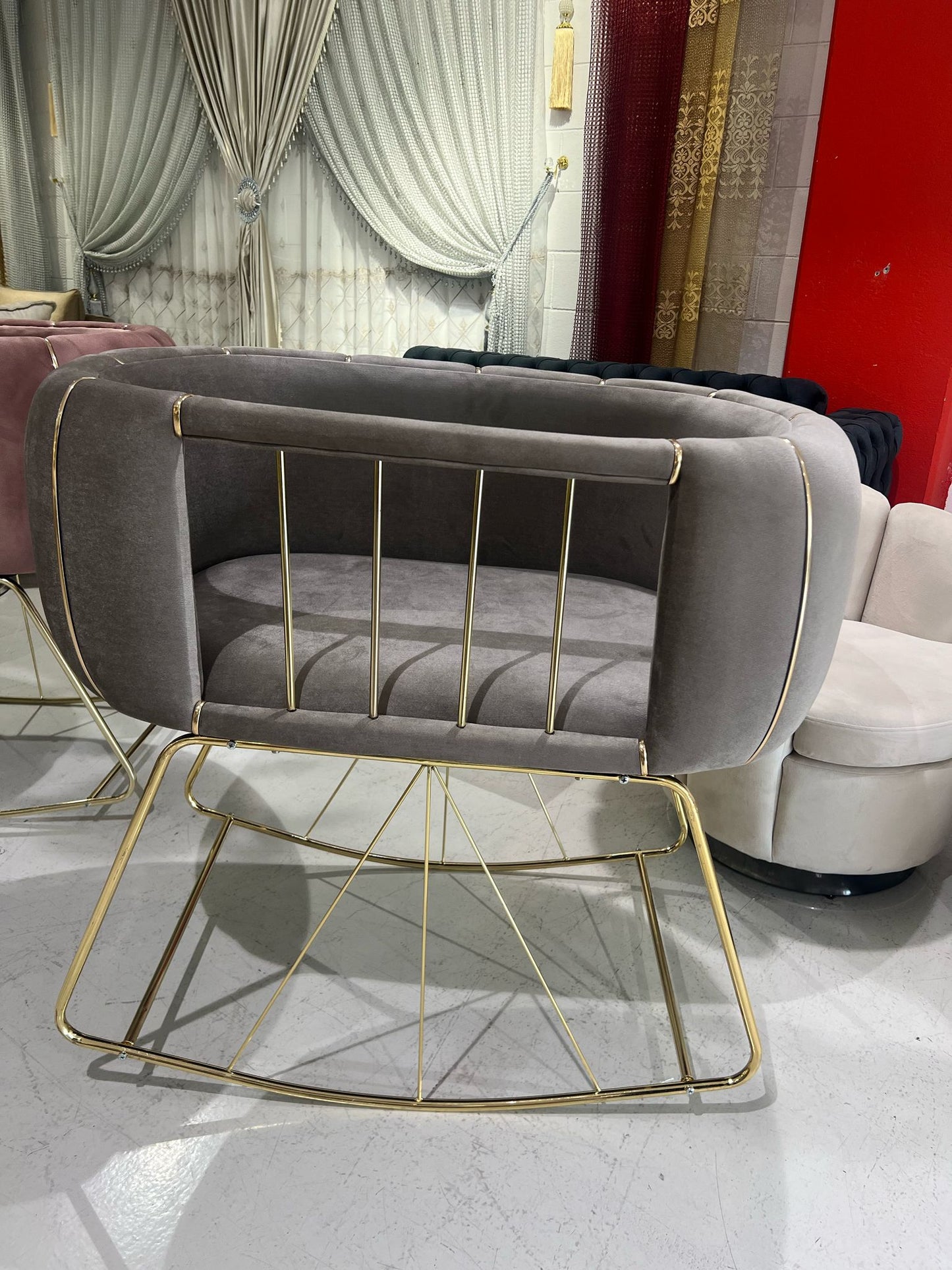 💤 Berço de veludo luxuoso feito à mão – Design elegante e moderno – Cor marrom com detalhes dourados💤