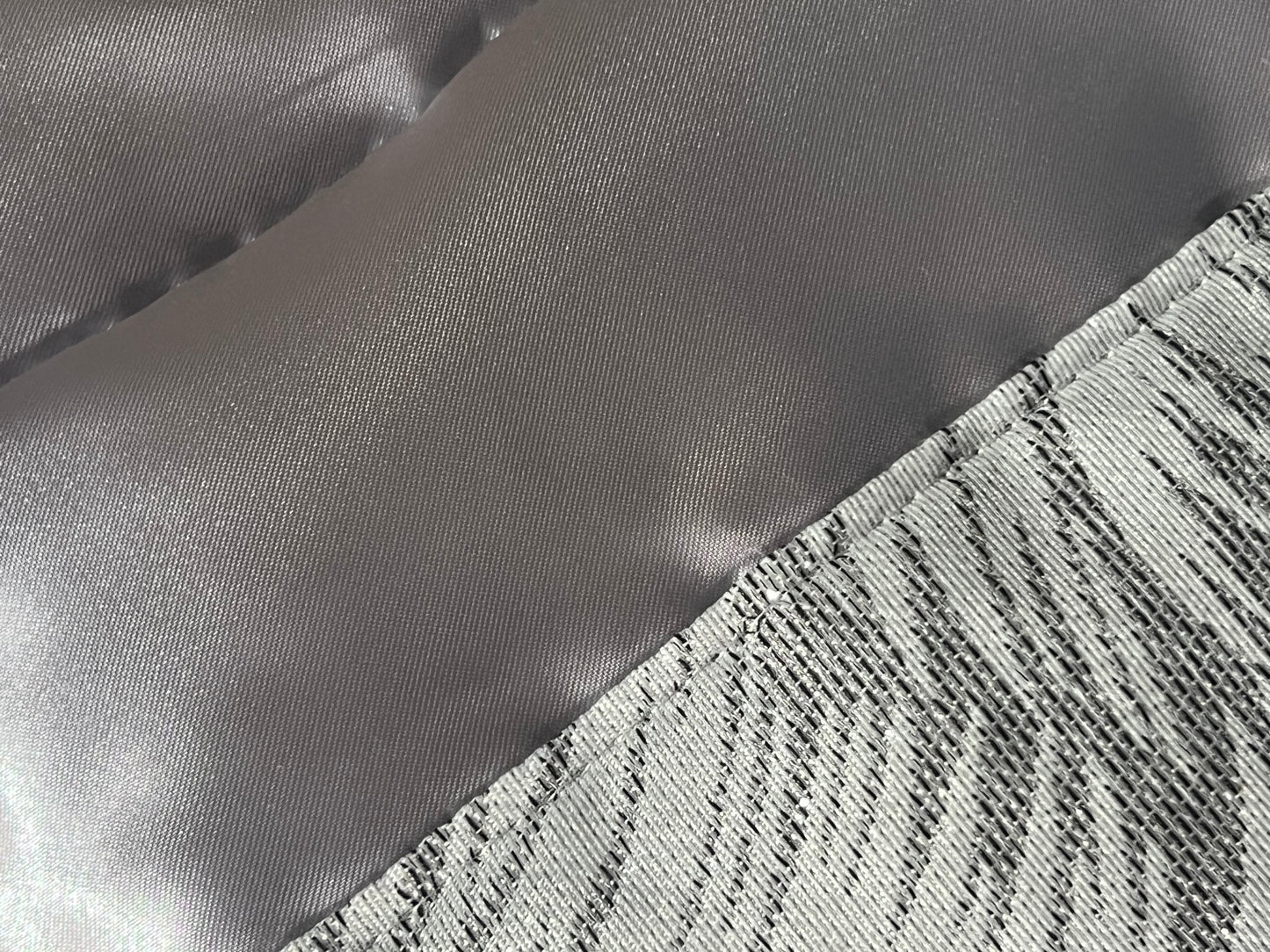 Colcha TROPICAL Elegante – Conjunto Decorativo con Tres Almohadas, 250 x 260 cm - COLOR NEGRO/GRIS