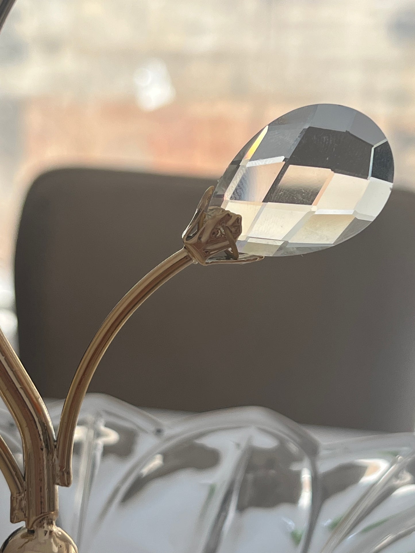 Árvore de vidro decorativa com base dourada