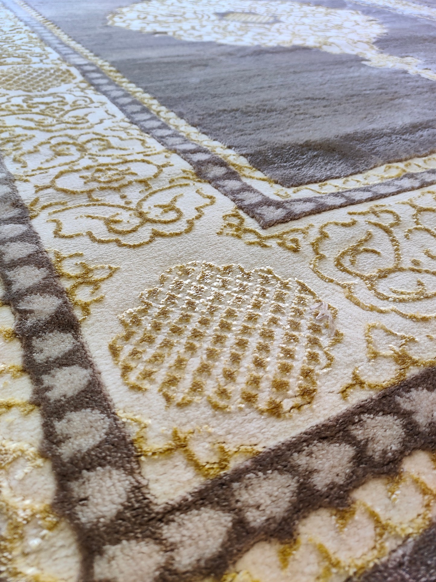 Alfombra Diseño Khanjar Marrón con Detalles Dorados – Elegancia Clásica Árabe
