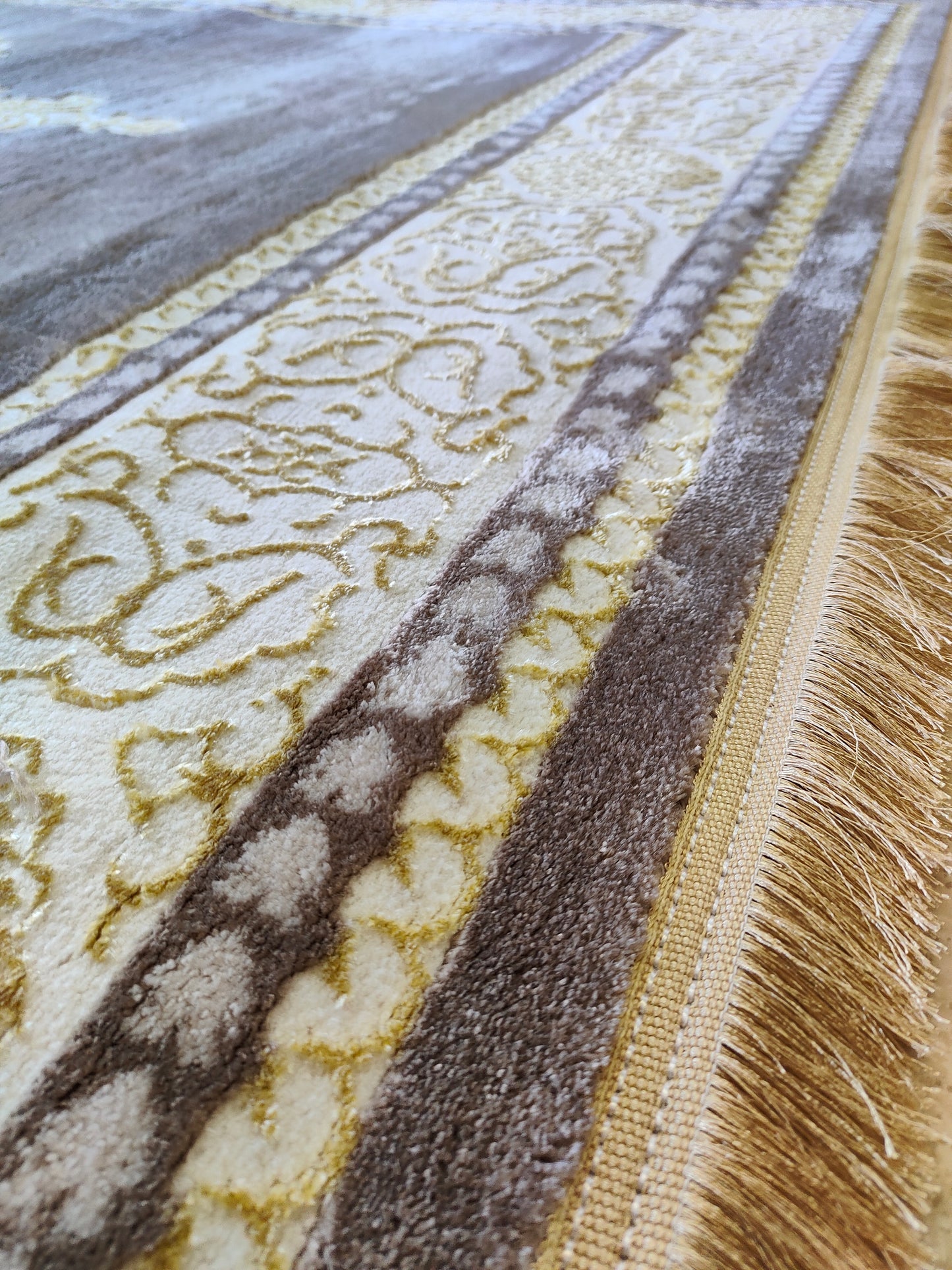 Alfombra Diseño Khanjar Marrón con Detalles Dorados – Elegancia Clásica Árabe