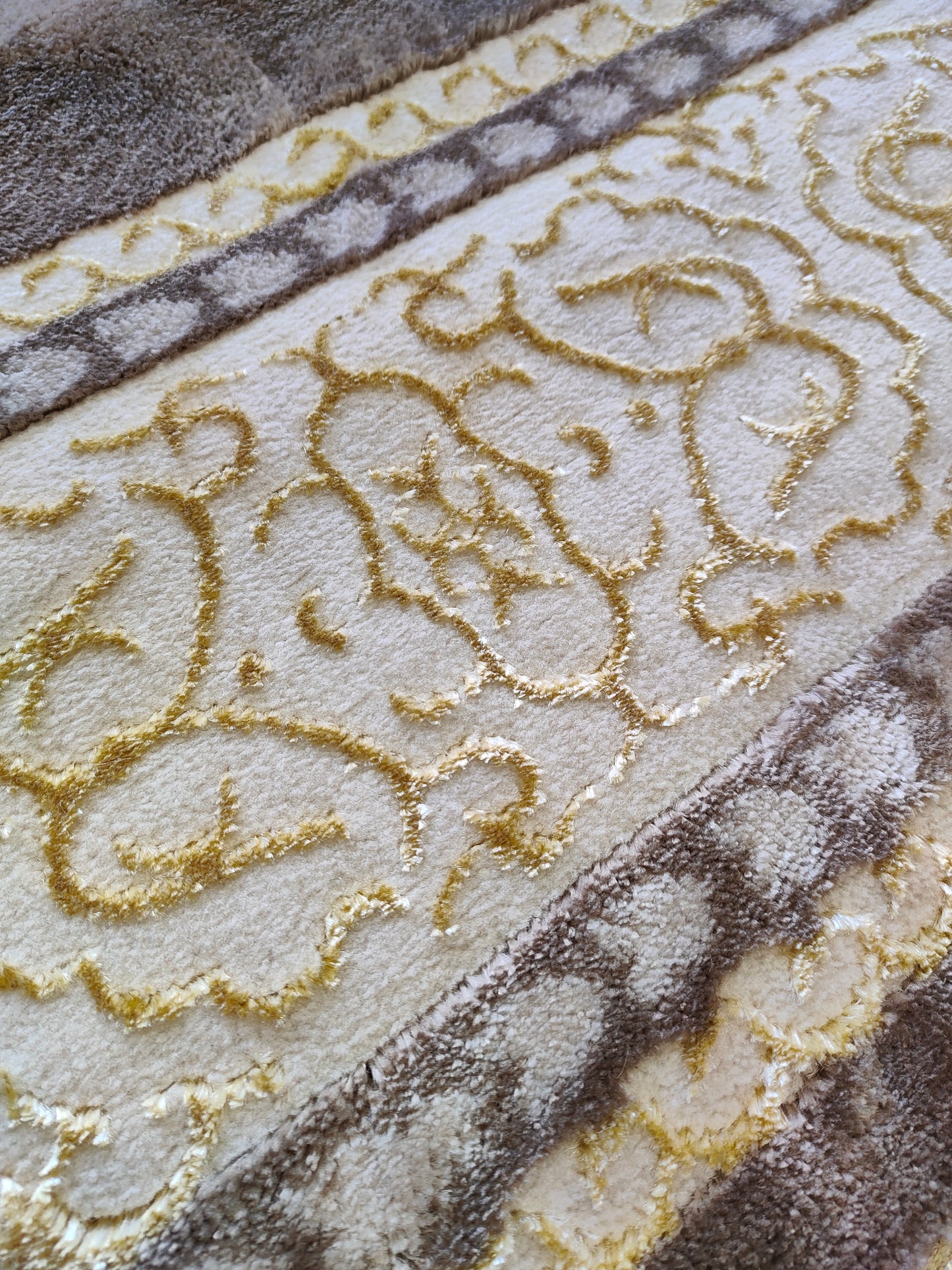 Alfombra Diseño Khanjar Marrón con Detalles Dorados – Elegancia Clásica Árabe