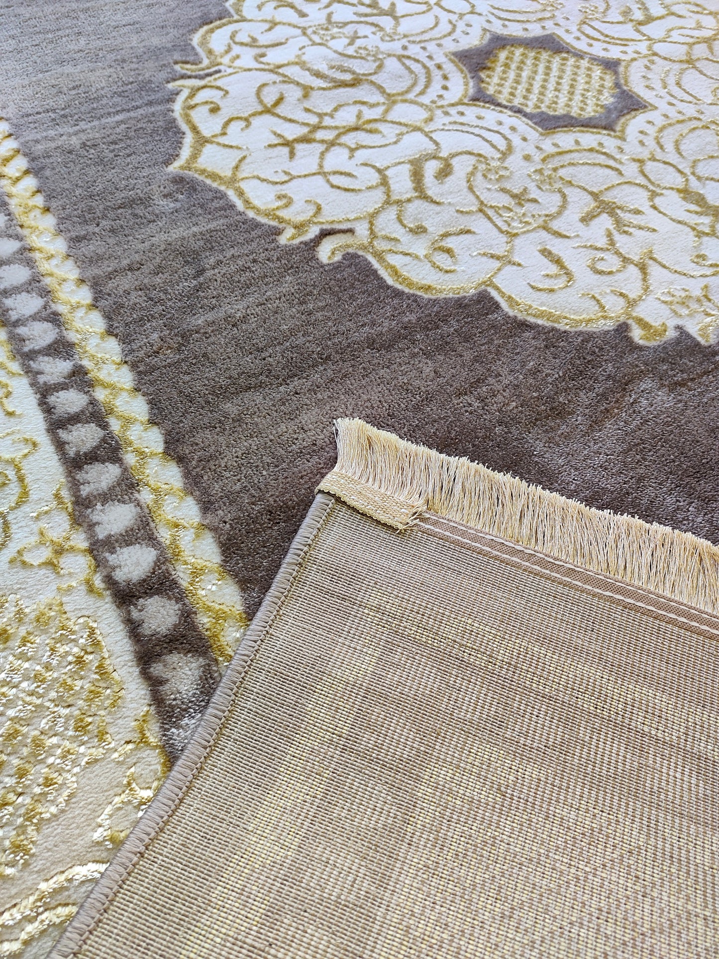 Alfombra Diseño Khanjar Marrón con Detalles Dorados – Elegancia Clásica Árabe