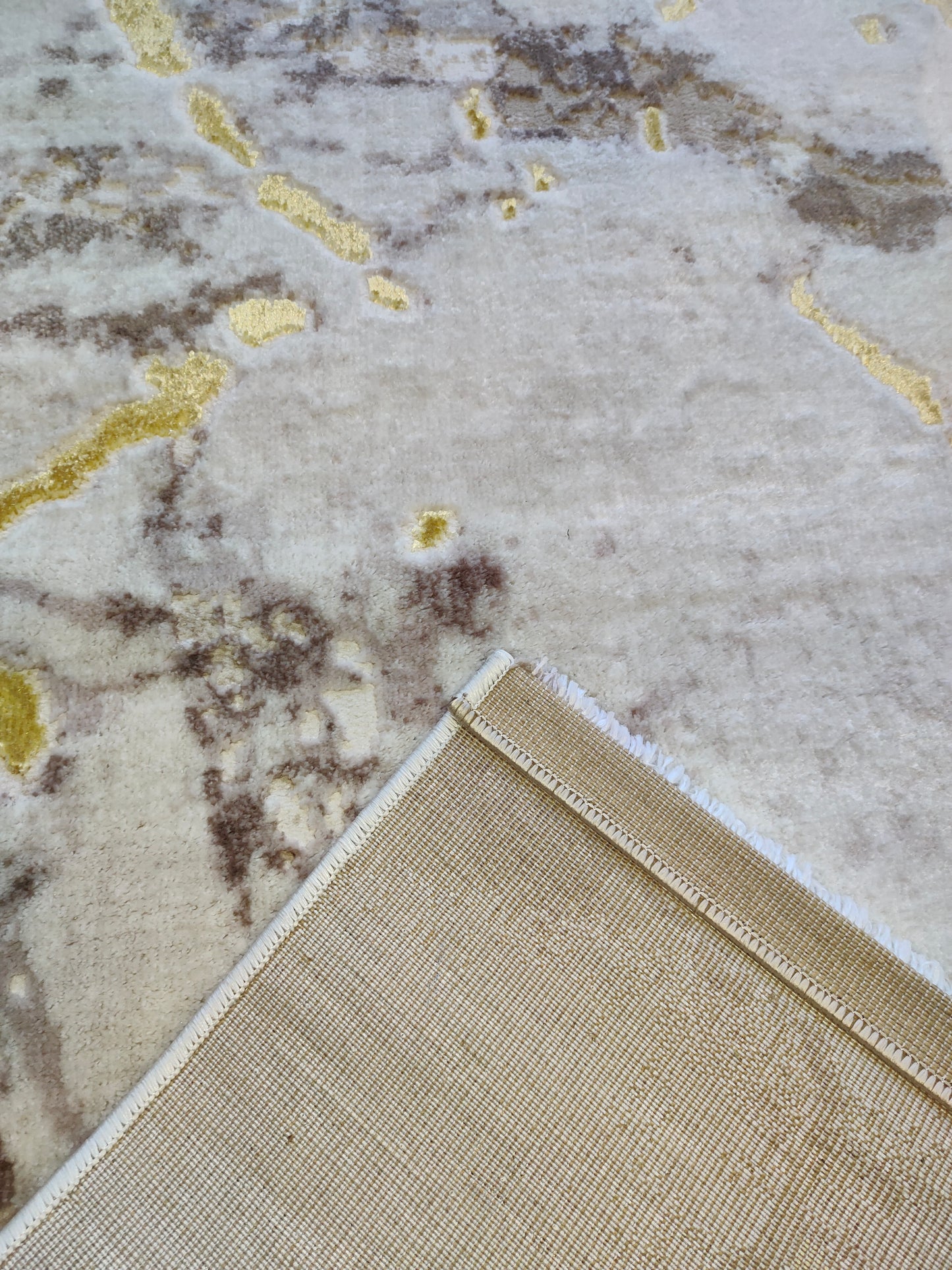 Alfombra Diseño Mármol Crema con Detalles Dorados – Estilo Moderno y Refinado