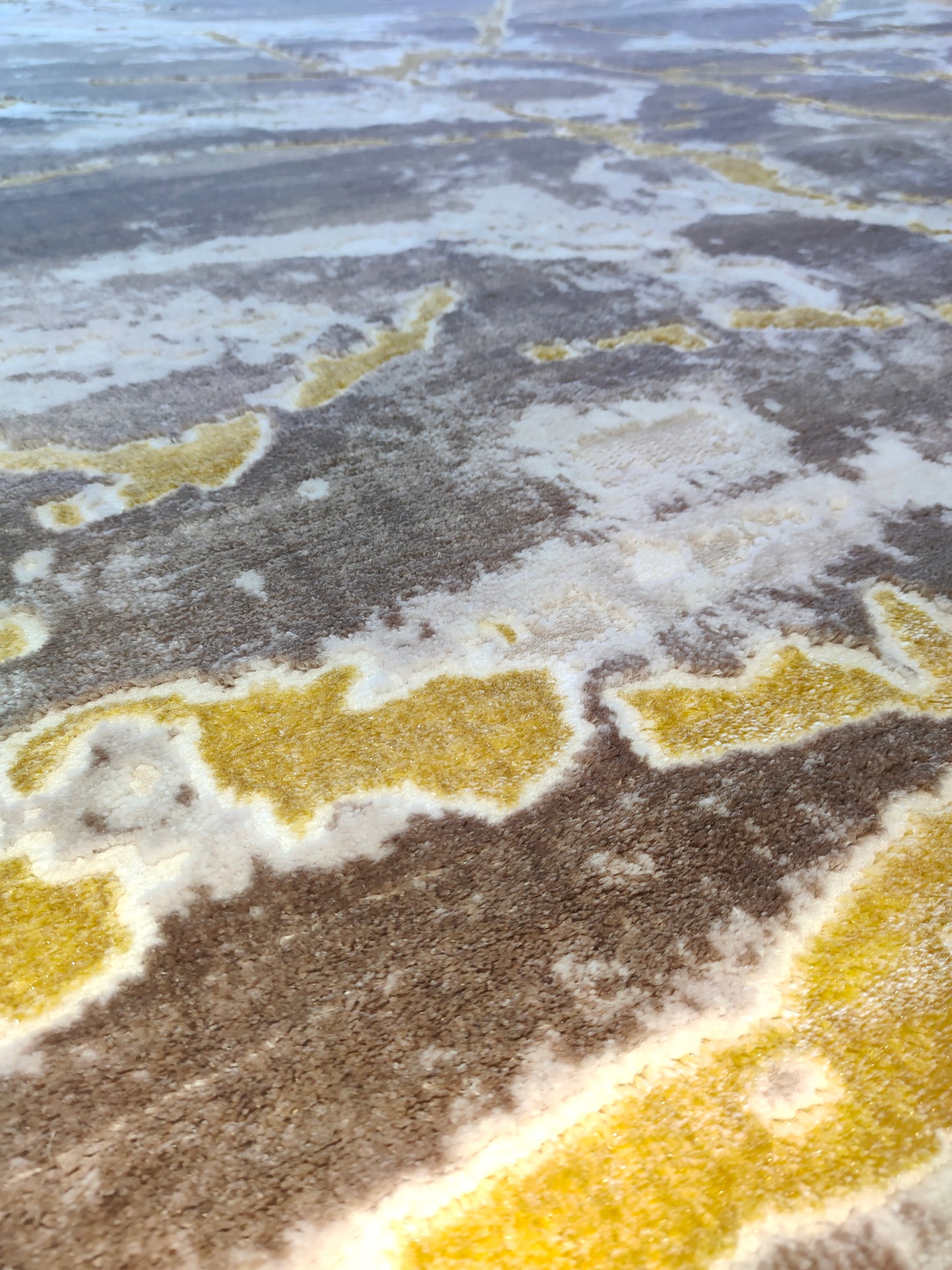 Alfombra Diseño Mármol Marrón con Detalles Dorados – Decoración Sofisticada y Cálida