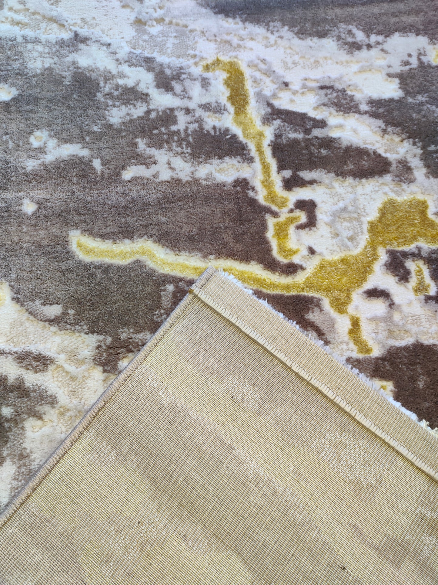 Alfombra Diseño Mármol Marrón con Detalles Dorados – Decoración Sofisticada y Cálida