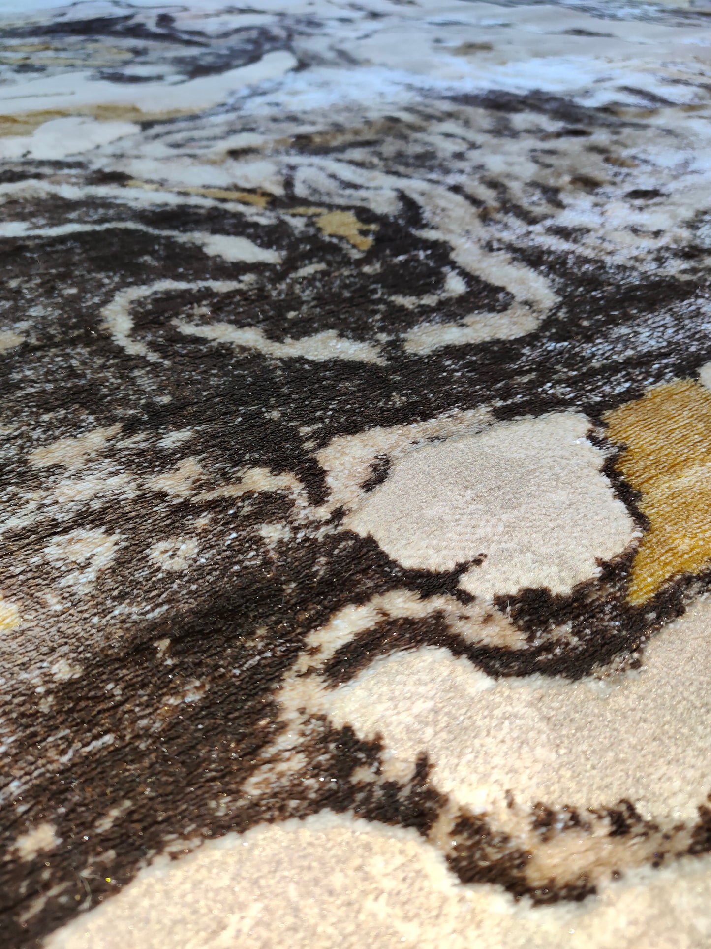 Alfombra Diseño Mármol 3D Marrón con Detalles en Amarillo – Contraste y Elegancia