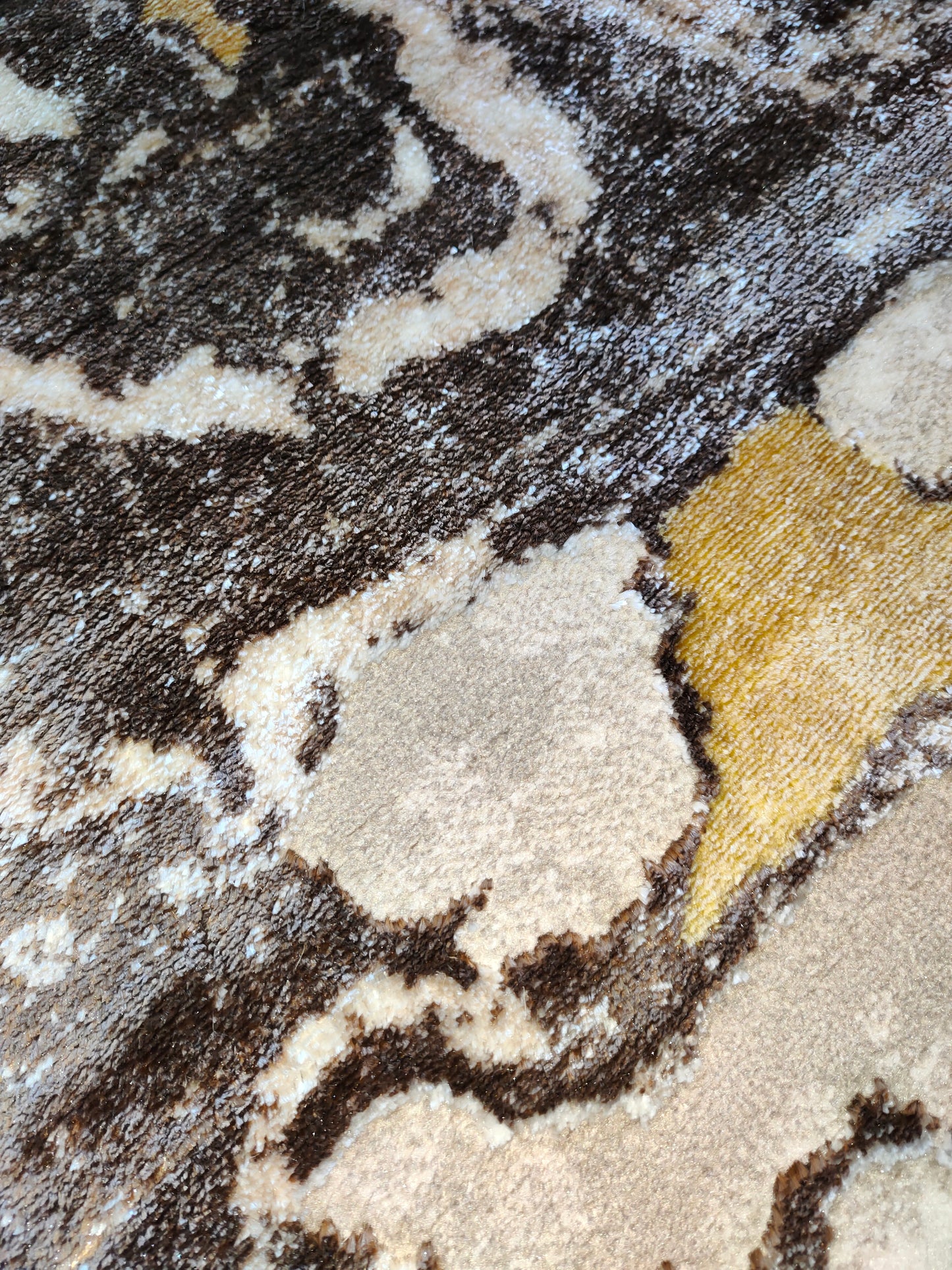 Alfombra Diseño Mármol 3D Marrón con Detalles en Amarillo – Contraste y Elegancia