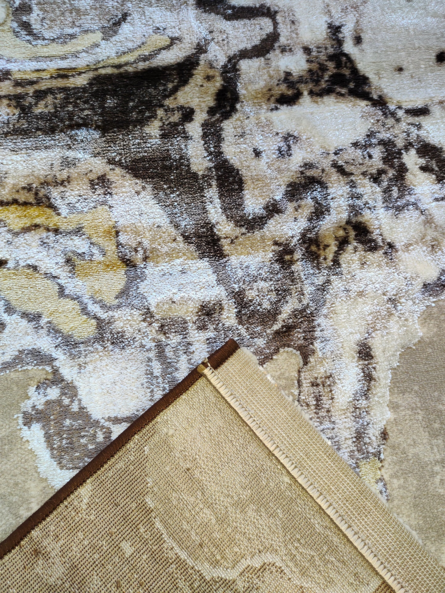 Alfombra Diseño Mármol 3D Marrón con Detalles en Amarillo – Contraste y Elegancia