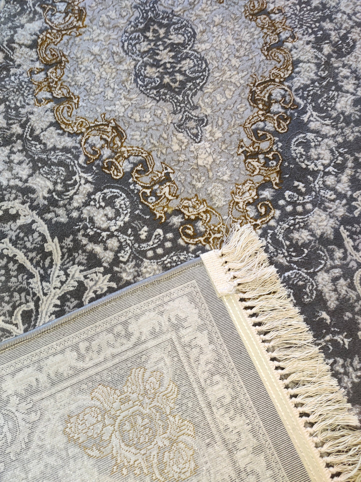 Alfombra Diseño Arabia Gris con Detalles en Gris – Elegancia Moderna Inspirada en Arabia