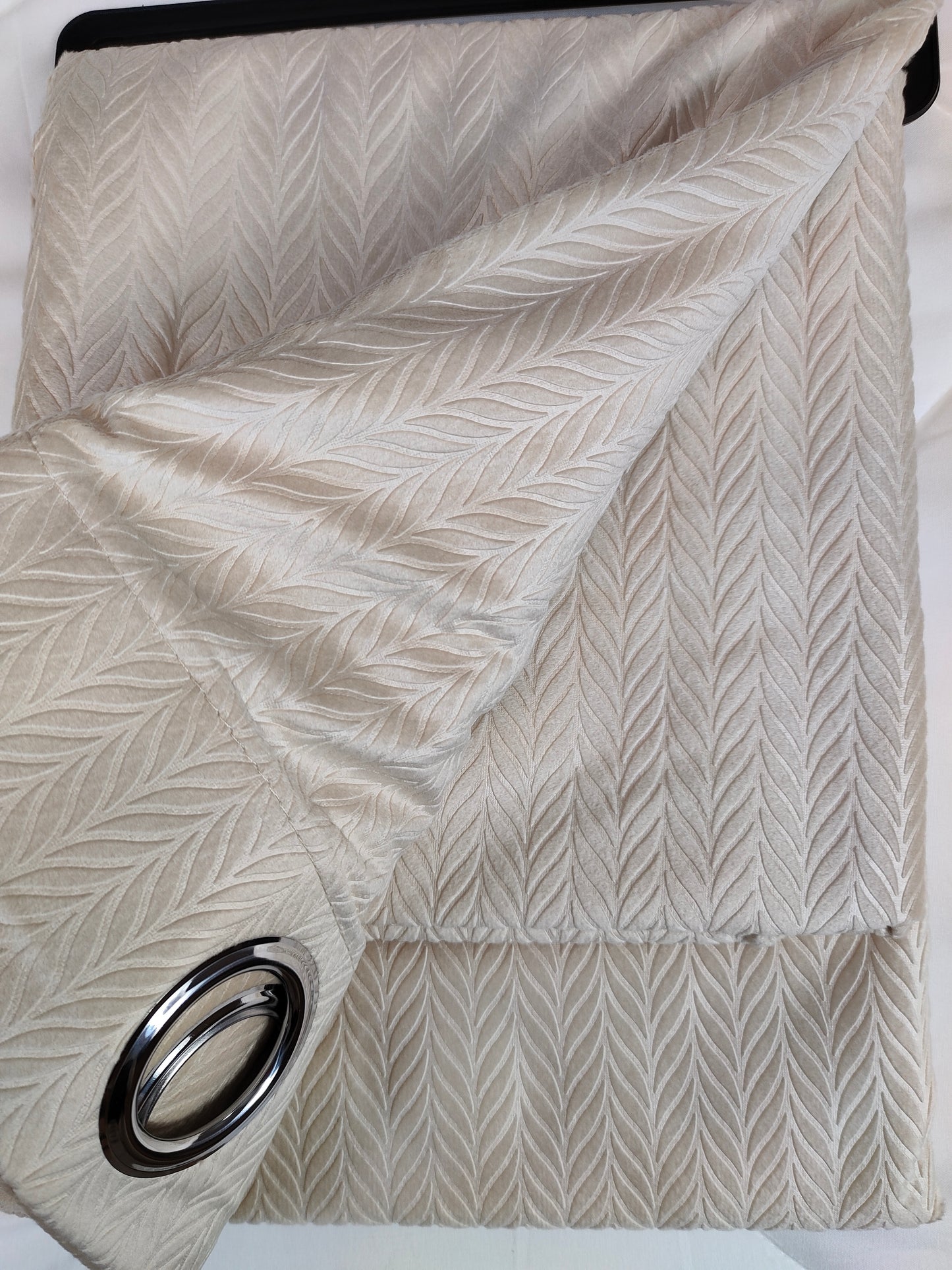 Cortinas de Terciopelo de Alta Calidad  MODELO ESPIGAS – COLOR BEIG
