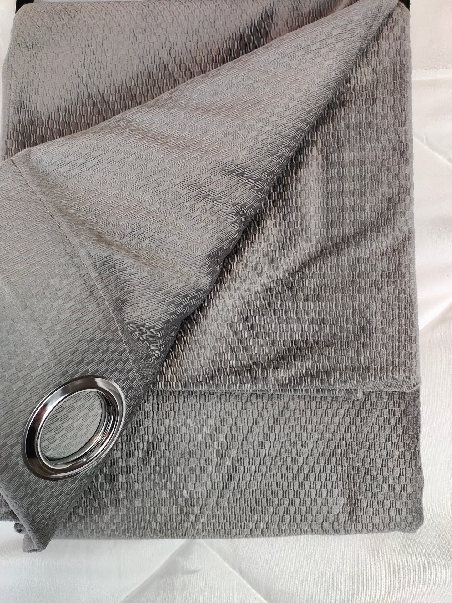 Cortinas de Terciopelo de Alta Calidad  MODELO CUADRITOS – COLOR GRIS