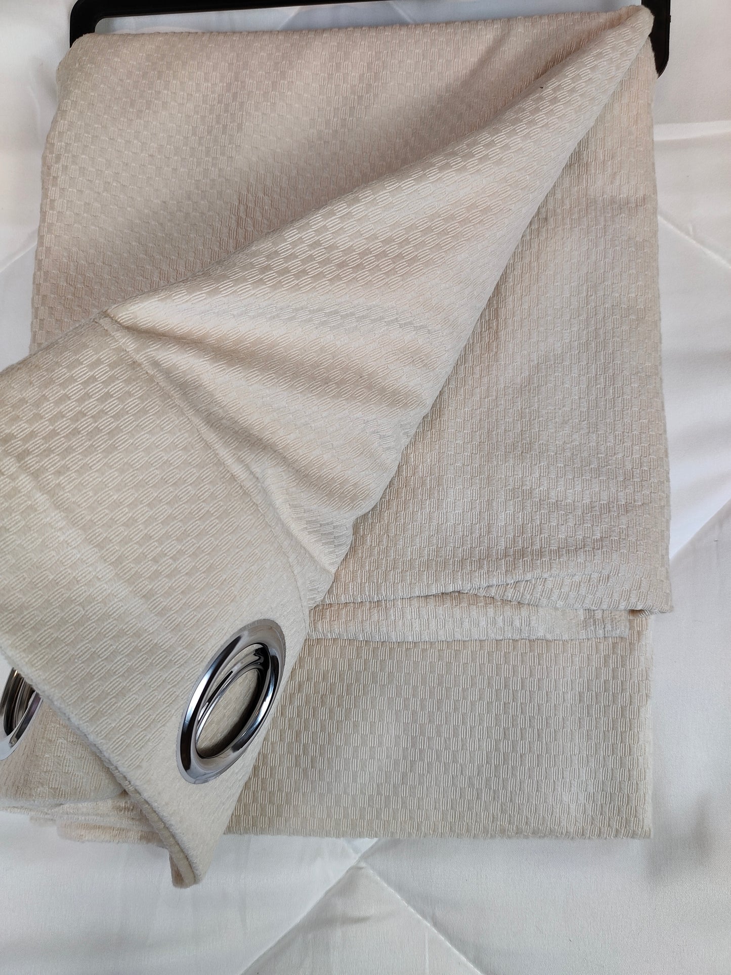 Cortinas de Terciopelo de Alta Calidad MODELO CUADRITOS – COLOR BEIGE