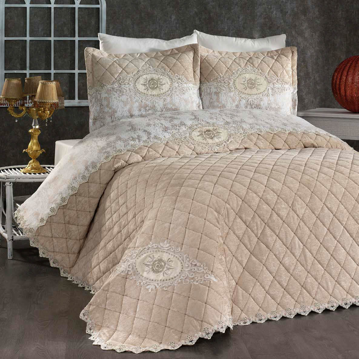 Set de Cama de Lujo "Marianna" – Cubrecama Acolchado con Encaje - COLOR CAPUCHINO