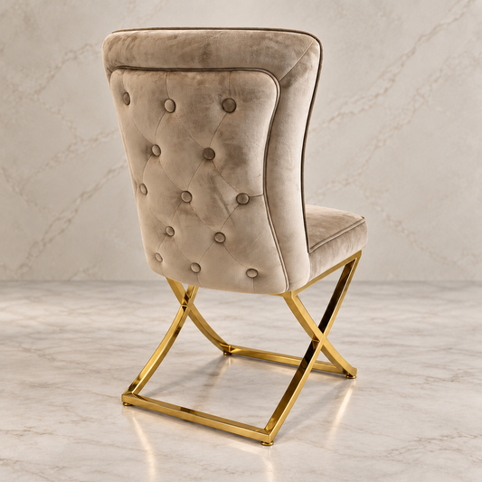Capitonio terciopelo beige oscuro: silla erguida y centrada, base dorada completa con travesaño posterior