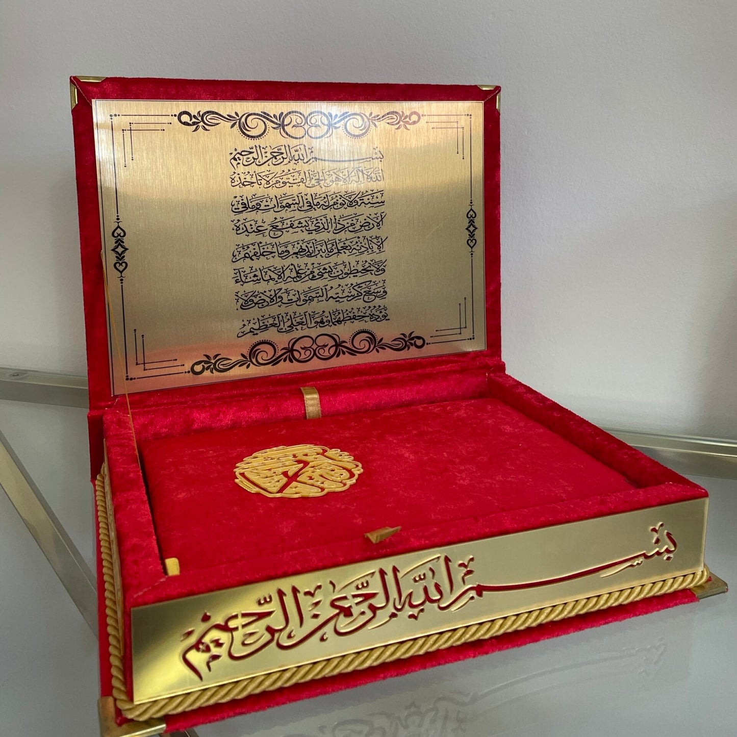 Cofre Decorativo para Corán con Soporte Integrado – Acabado Rojo Terciopelo y Detalles Dorados