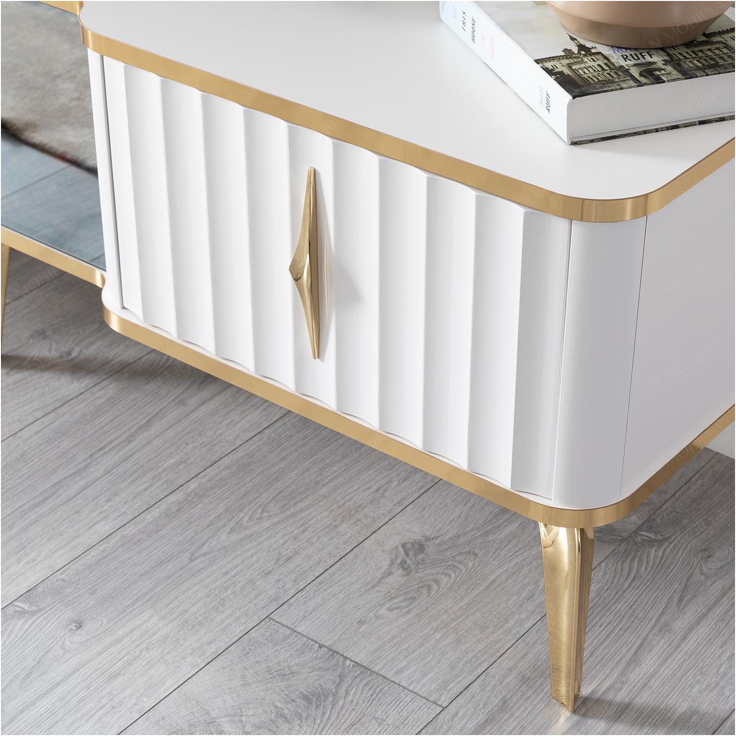 Mesa de TV con chimenea digital - COLOR BLANCO CON DETALLES EN DORADO