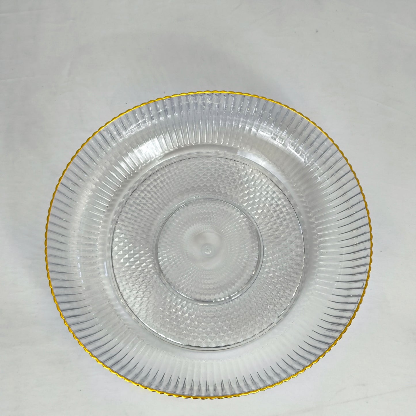 Taça canelada de plástico transparente com rebordo dourado – Design elegante