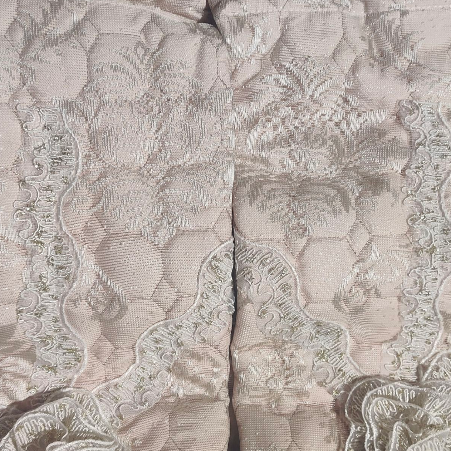 Set de Cama de Lujo "Hilal" – Cubrecama Acolchado con Encaje - COLOR CAPUCHINO