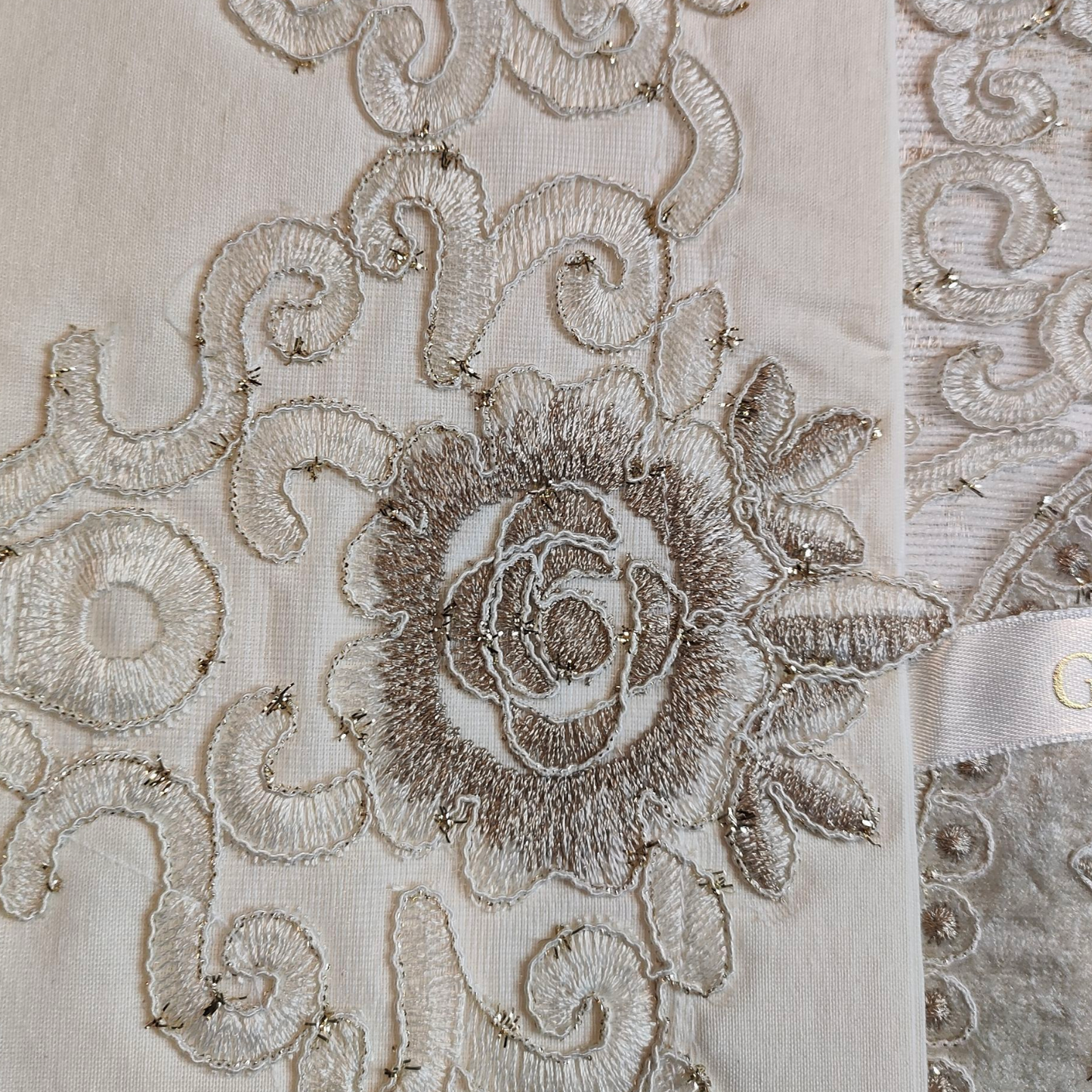 Juego de Cama para Novias "Clouds" – Elegancia y Diseño Clásico - COLOR CAPUCHINO