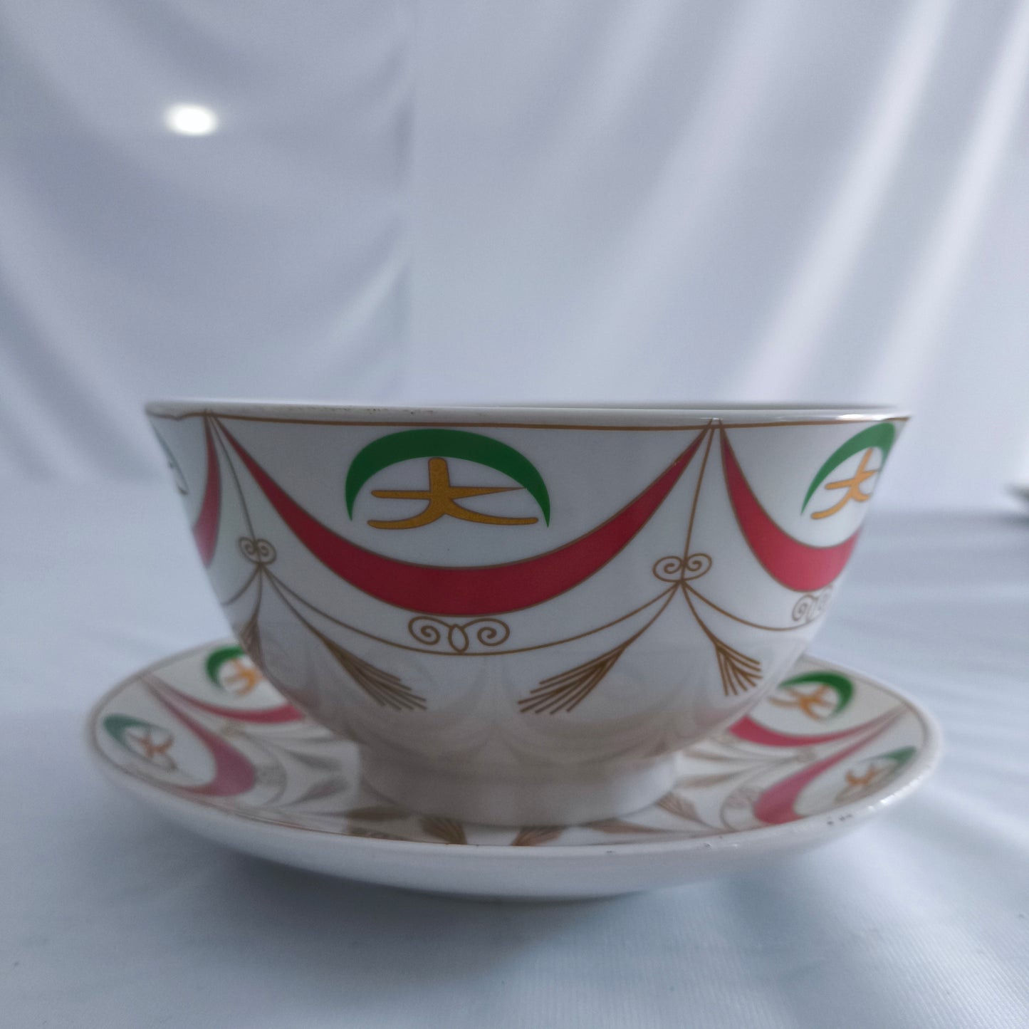 Sopera de Porcelana Decorada con 6 Cuencos y Platos – Diseño Clásico en Rojo y Verde