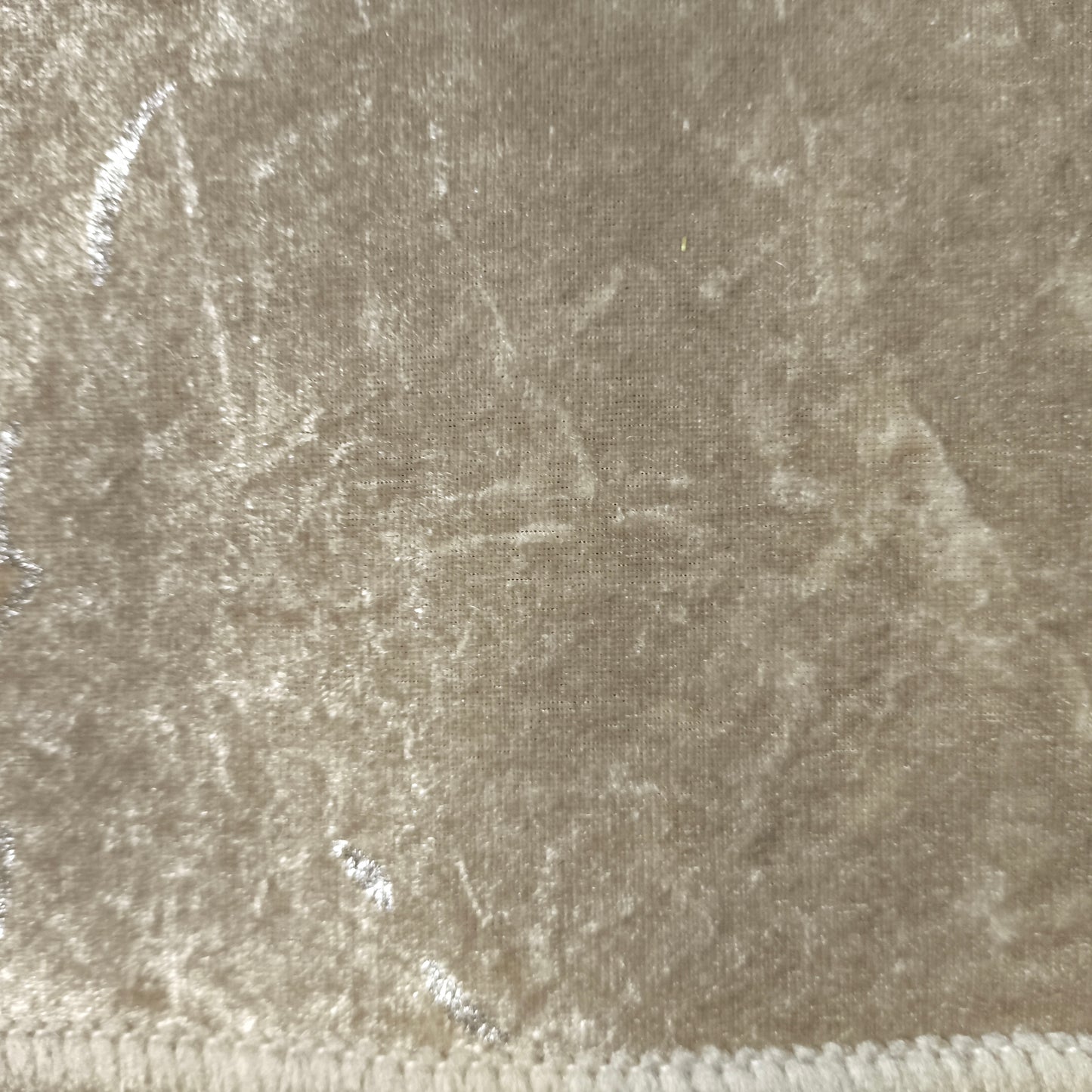 Alfombra de Salón Efecto Mármol 160x220 cm – Acabados Dorado o Plateado