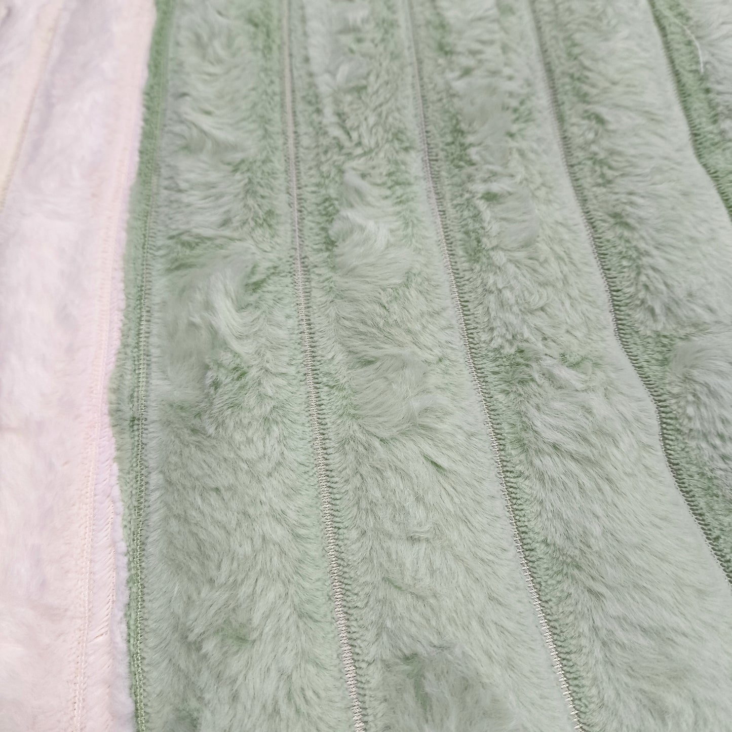 Edredón Aterciopelado con Borreguito MODELO TRAMA DE CANALÉ 2- COLOR VERDE