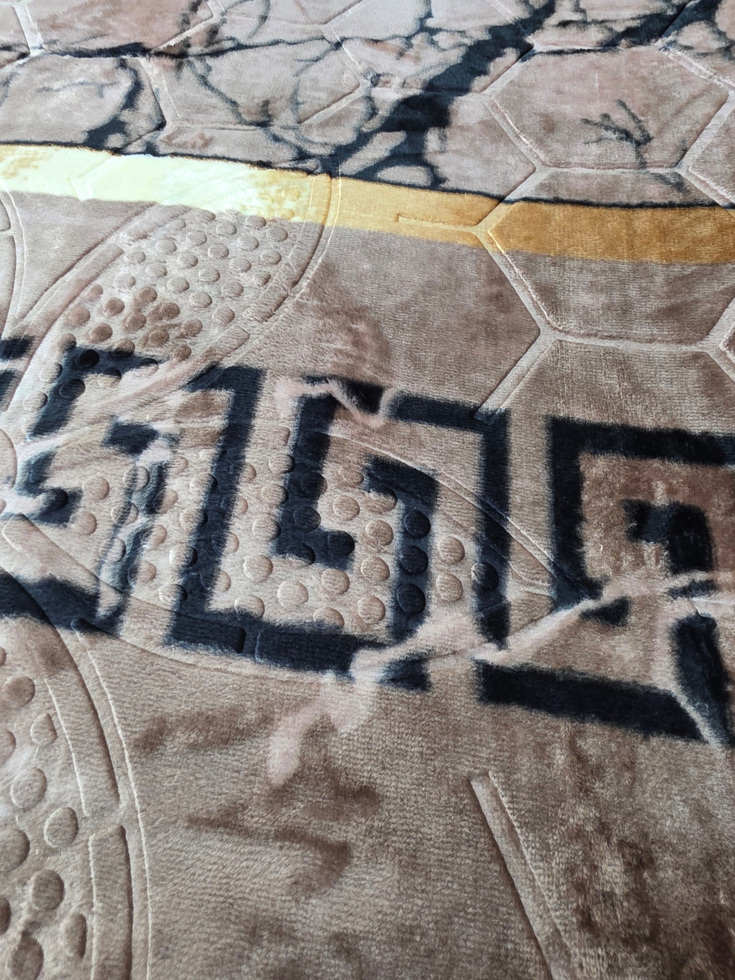 Alfombra Clásica Beige y detalles Dorados con Cenefa Negra de Inspiración Oriental – Estilo Árabe