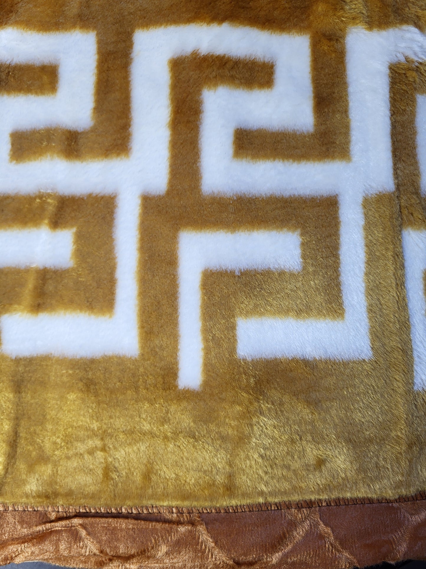 Manta Royal Eskimos 220 x 240 cm – 4 kg | Alta Calidad, Súper Suave y Cálida – 100% Poliéster - VERSACE DORADO