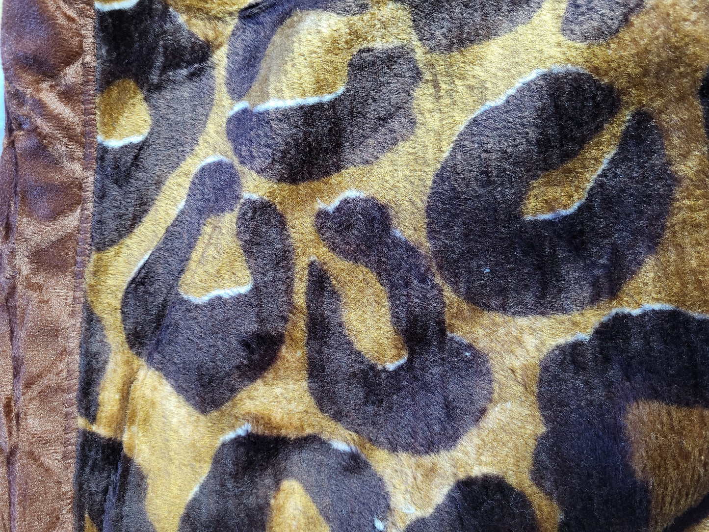 Manta Royal Eskimos 220 x 240 cm – 4 kg | Alta Calidad, Súper Suave y Cálida – 100% Poliéster - PANTERA