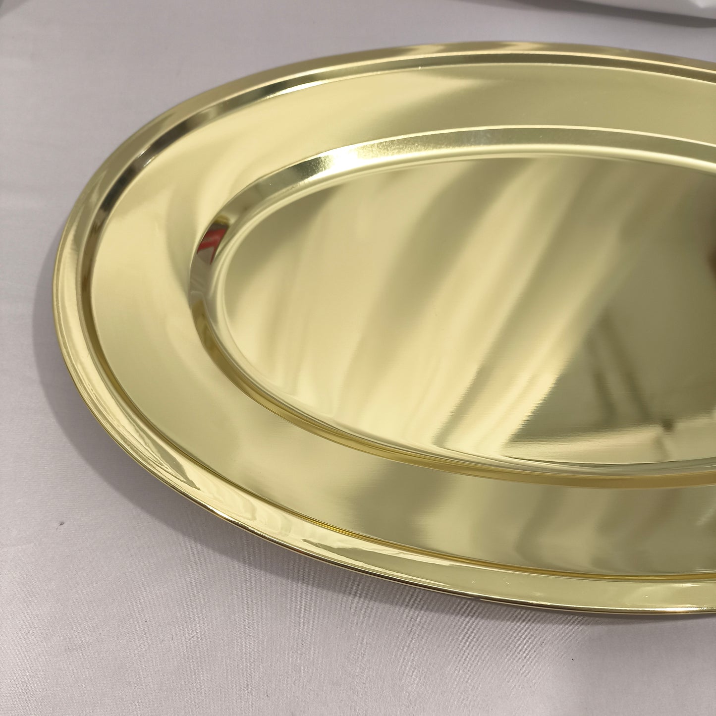 Bandeja Ovalada de Acero Inoxidable – Elegante, Resistente y Multiusos Dorada
