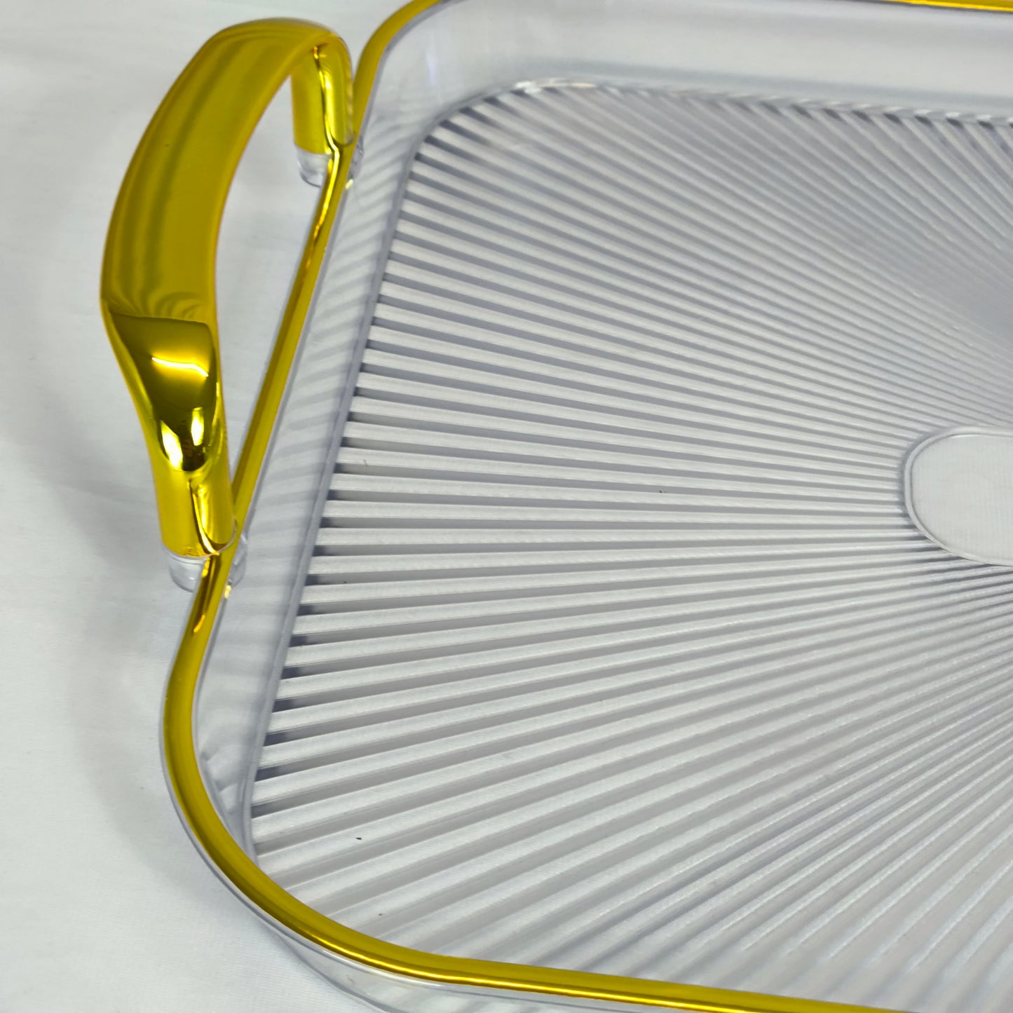 Conjunto de 3 tabuleiros de plástico com pegas douradas – Luxo e estilo para servir.