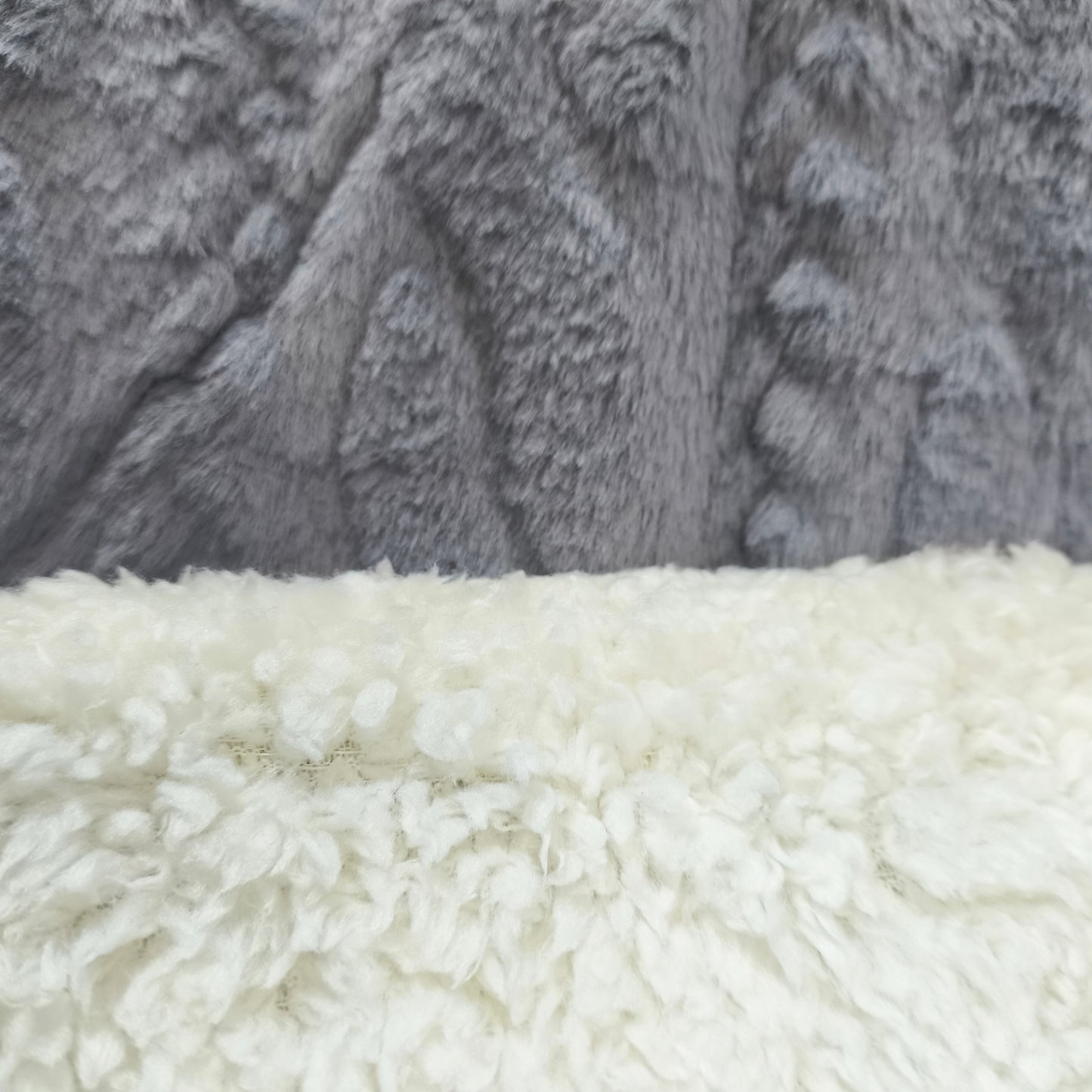 Edredón Aterciopelado con Borreguito MODELO TRAMA DE CANALÉ TRENZADO - COLOR GRIS OSCURO