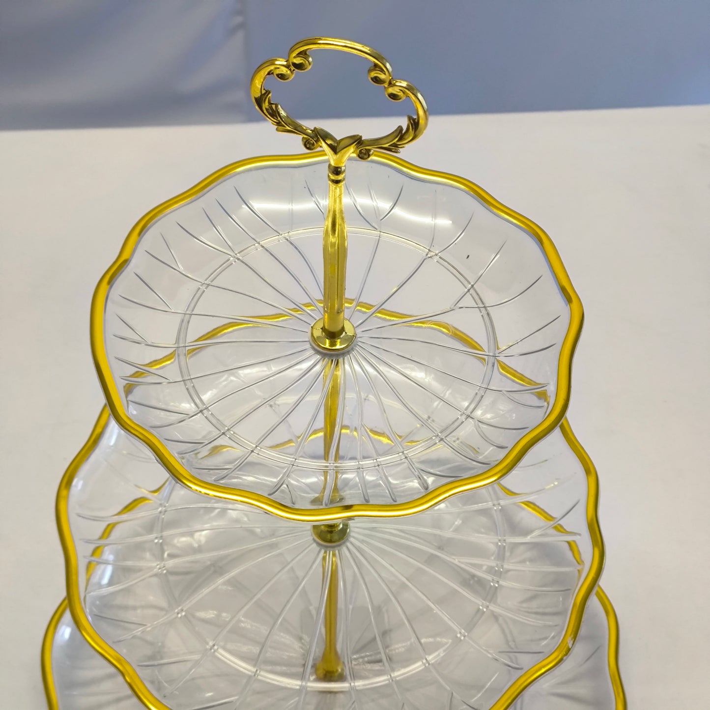 Soporte de Postres 3 Niveles – Plástico con Detalles Dorados