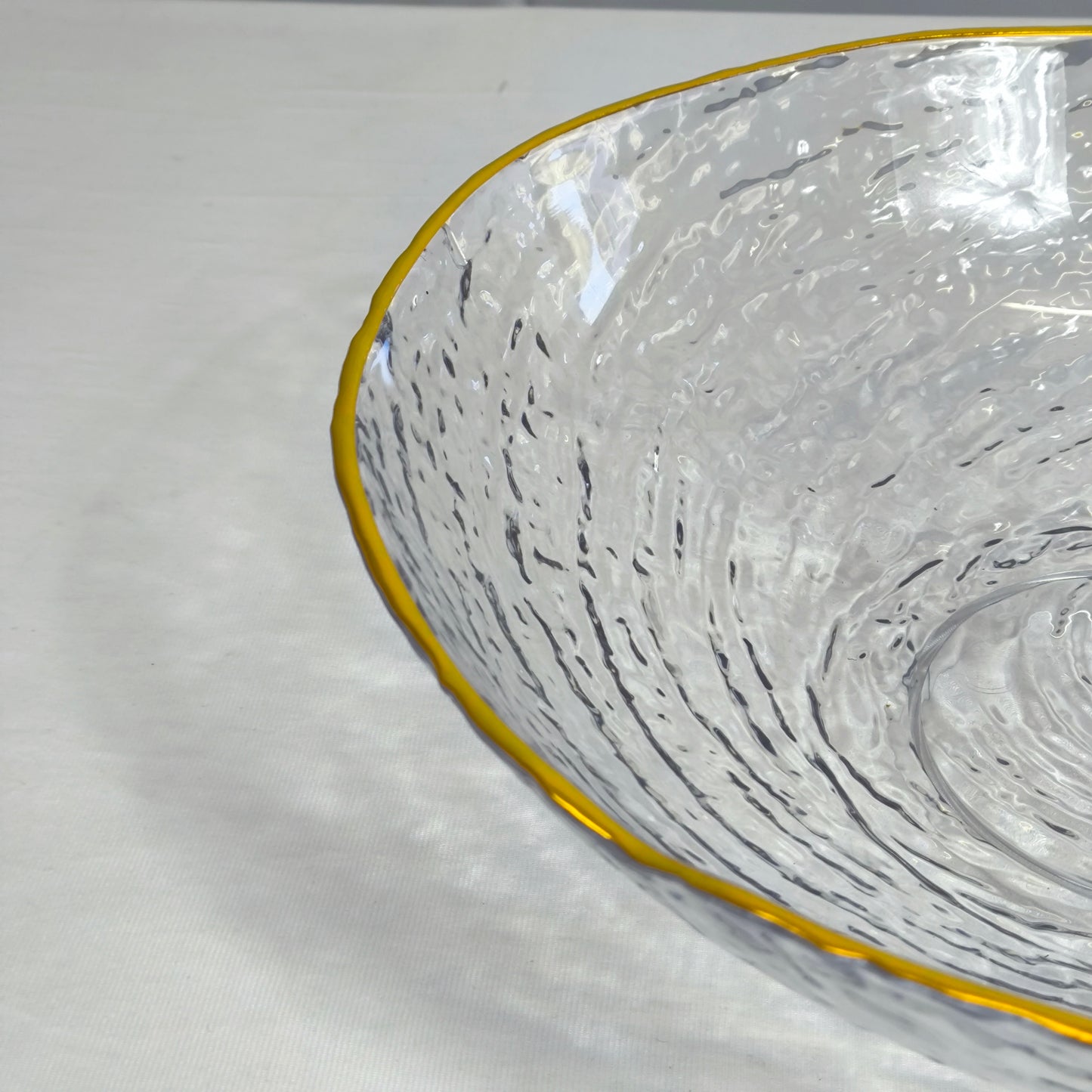 Taça de plástico com rebordo dourado – Elegância para a sua mesa