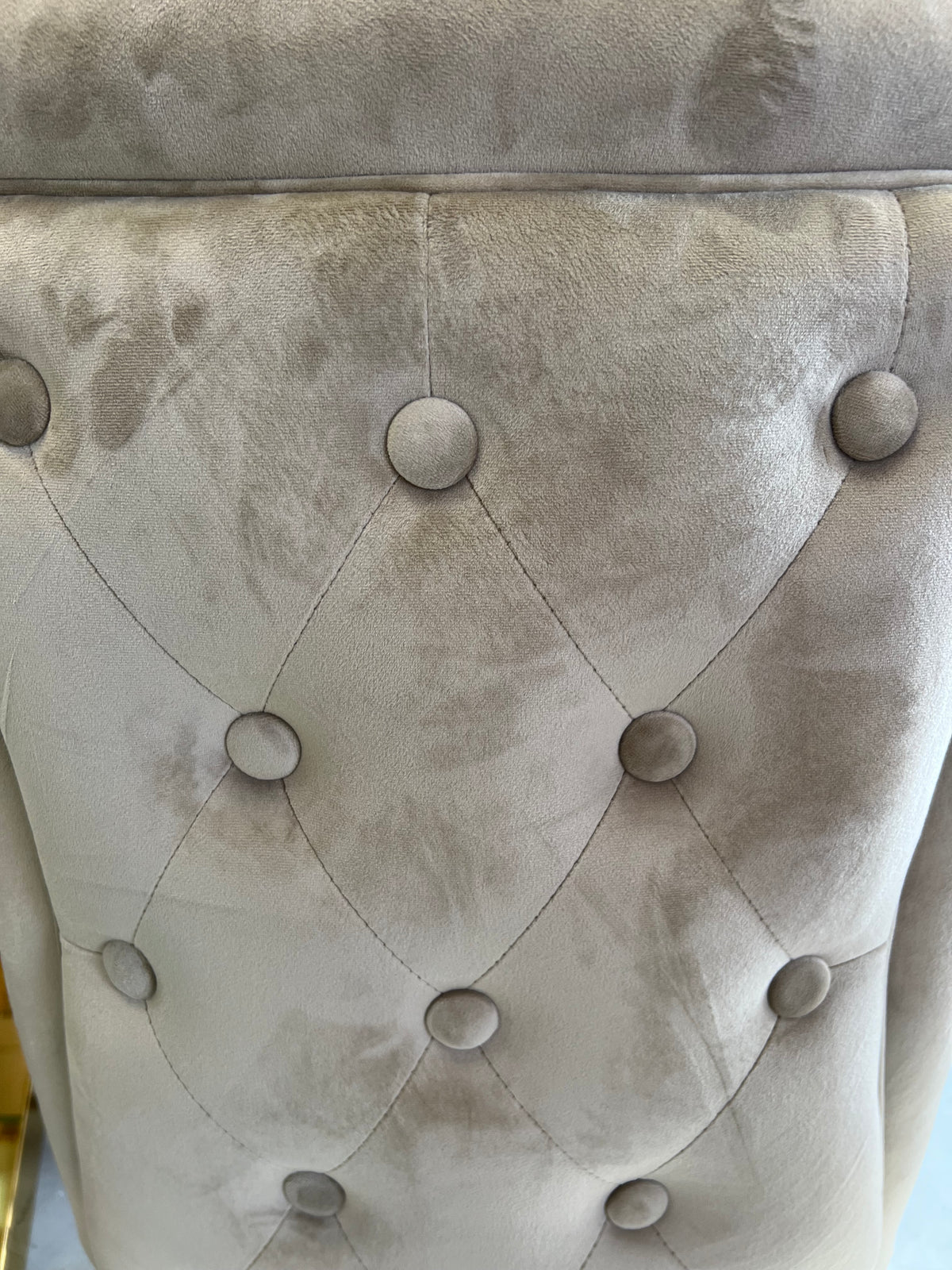 Silla Capitonio de terciopelo · Beige oscuro y gris