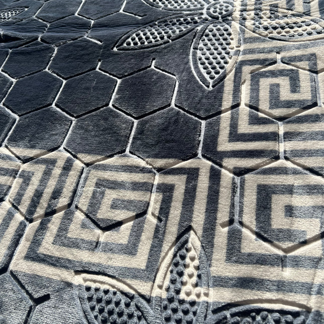 Tapete clássico cinzento com rebordo preto, de inspiração oriental – estilo árabe.