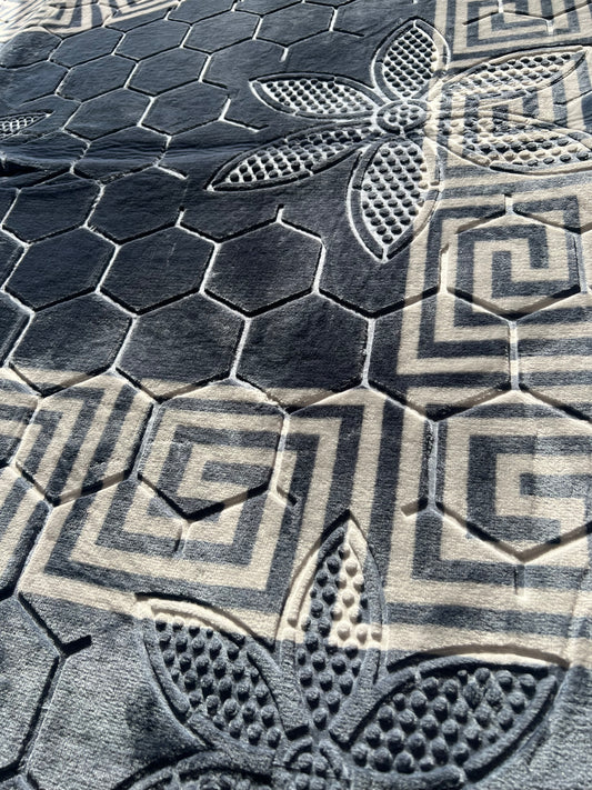 Alfombra Clásica Gris con Cenefa Negra de Inspiración Oriental – Estilo Árabe
